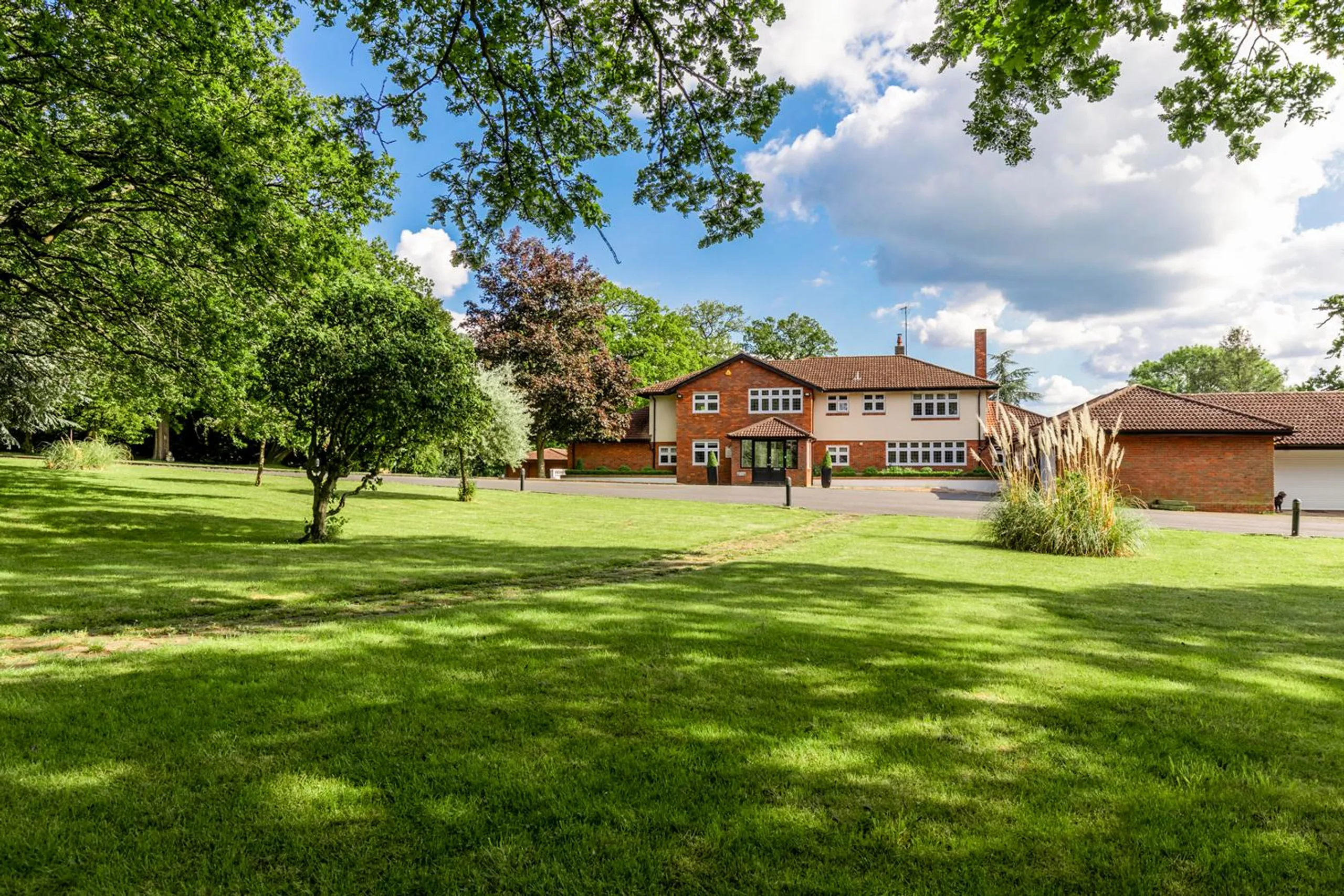 Captivating 10-Acre Estate with Private Pool, Patio and Summerhouse — photograph 10