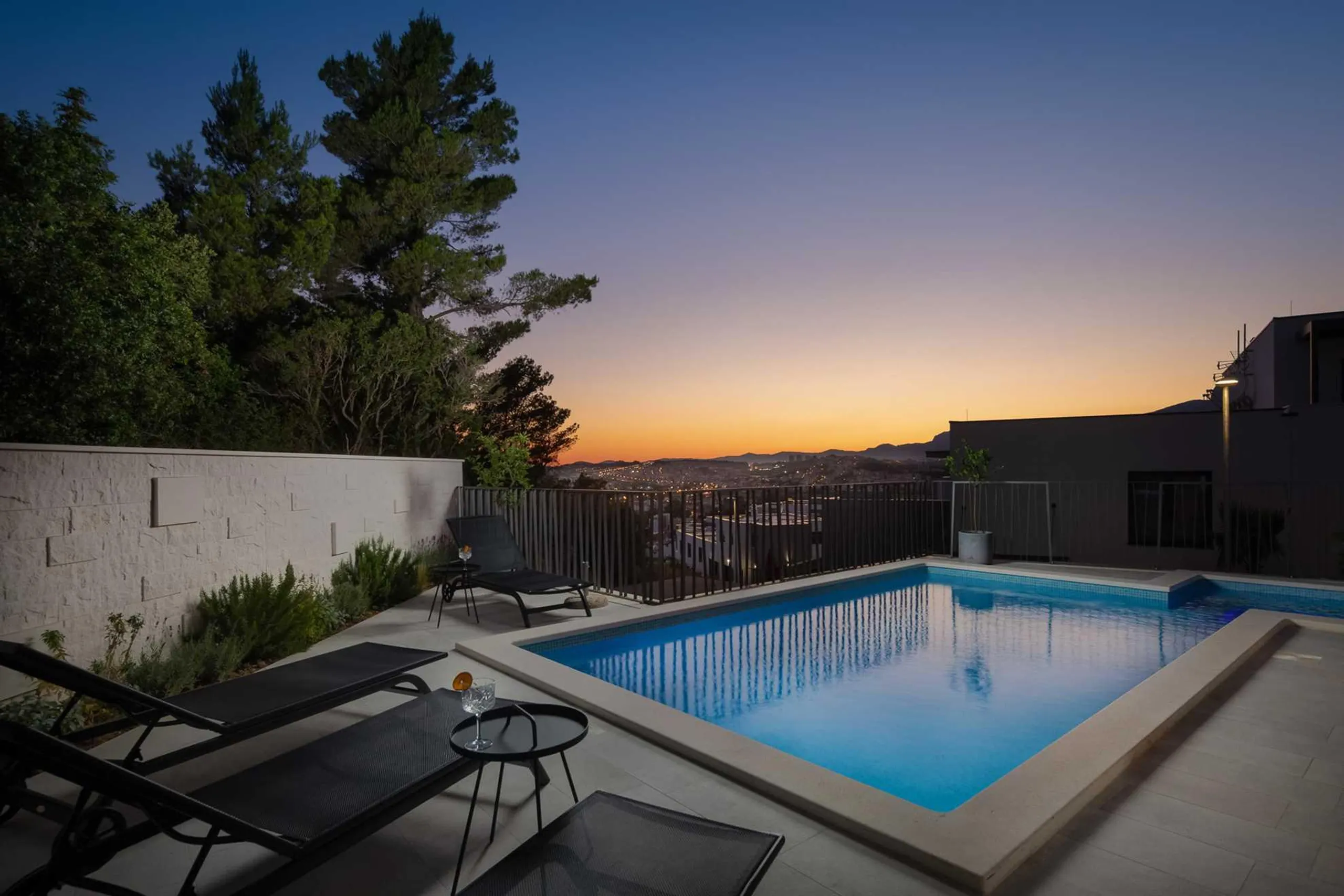 Alluring Contemporary Villa with Private Pool and Modern Kitchen — photograph 7