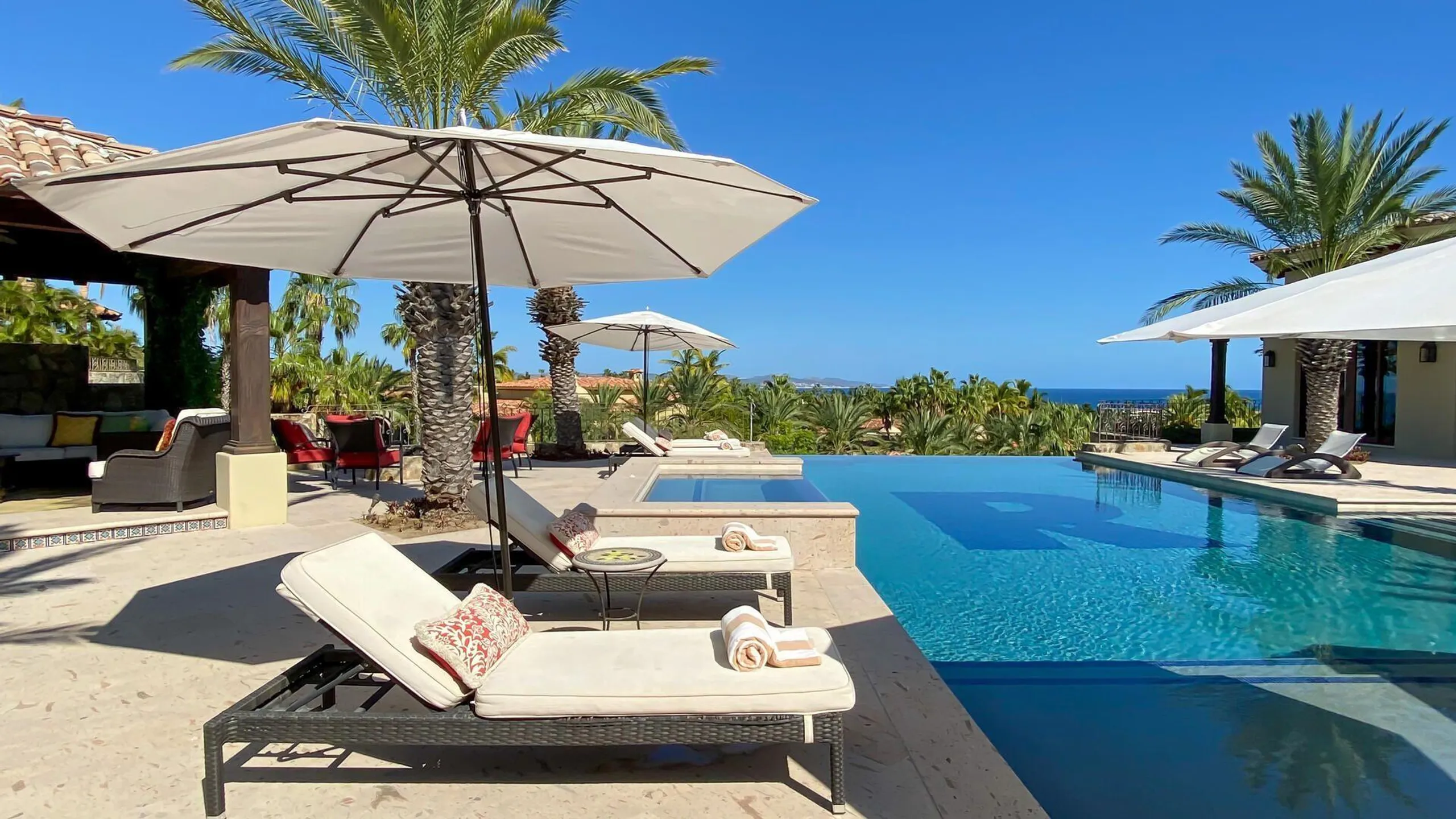 Spectacular Seaside Escape with Infinity Pool and Ocean Views — photograph 3