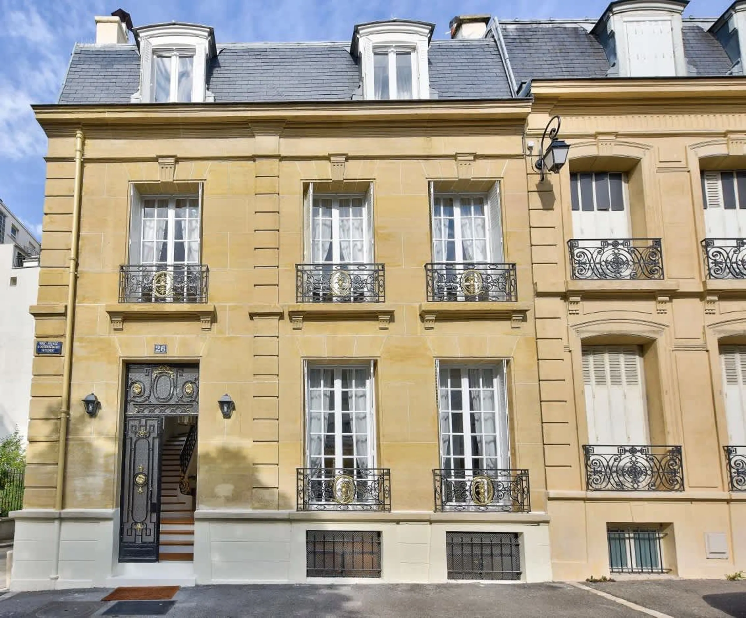 Palatial Parisian Villa with Majestic Interiors and Eiffel Tower nearby — photograph 11