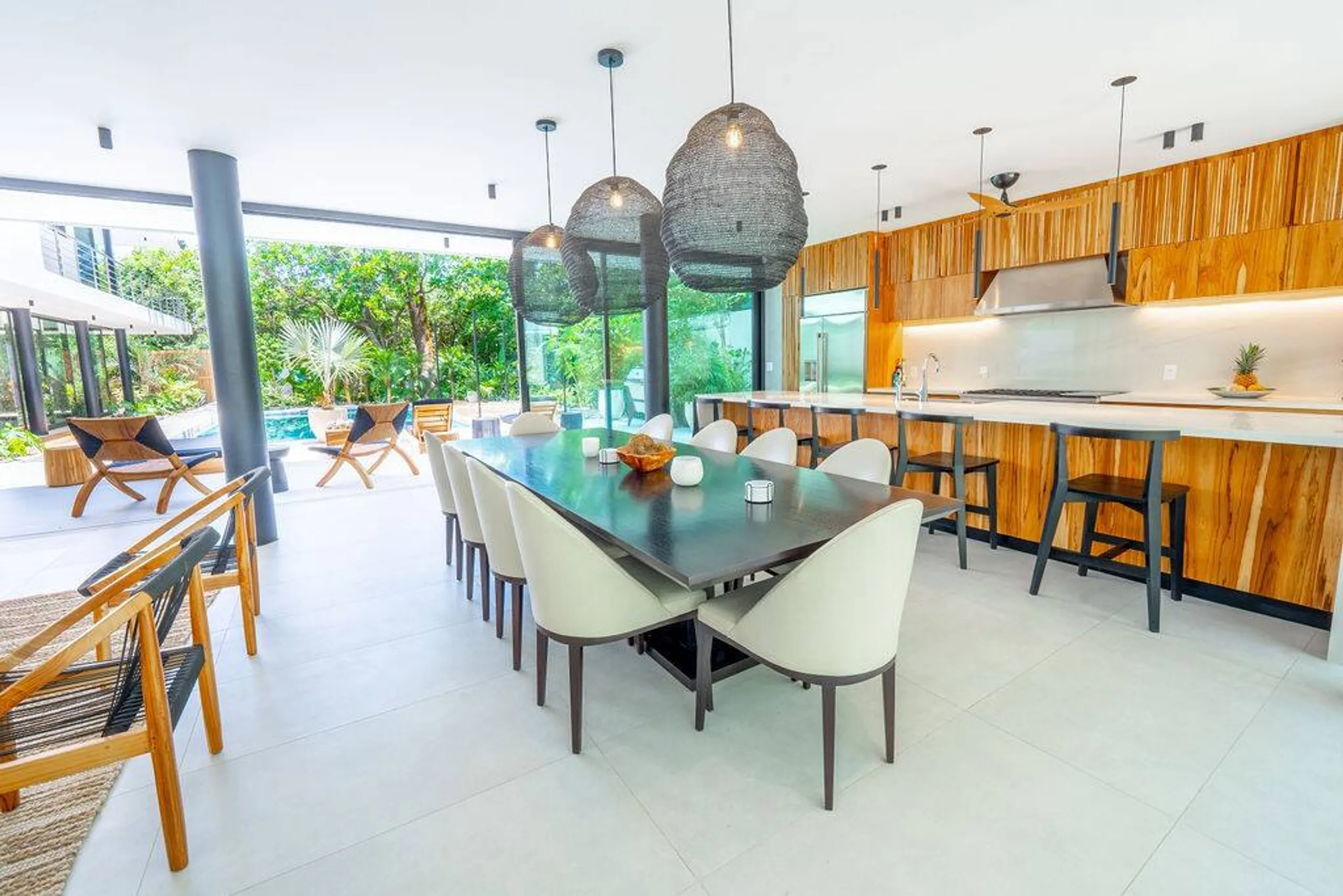 Captivating Modern Sanctuary with Invigorating Pool — photograph 10
