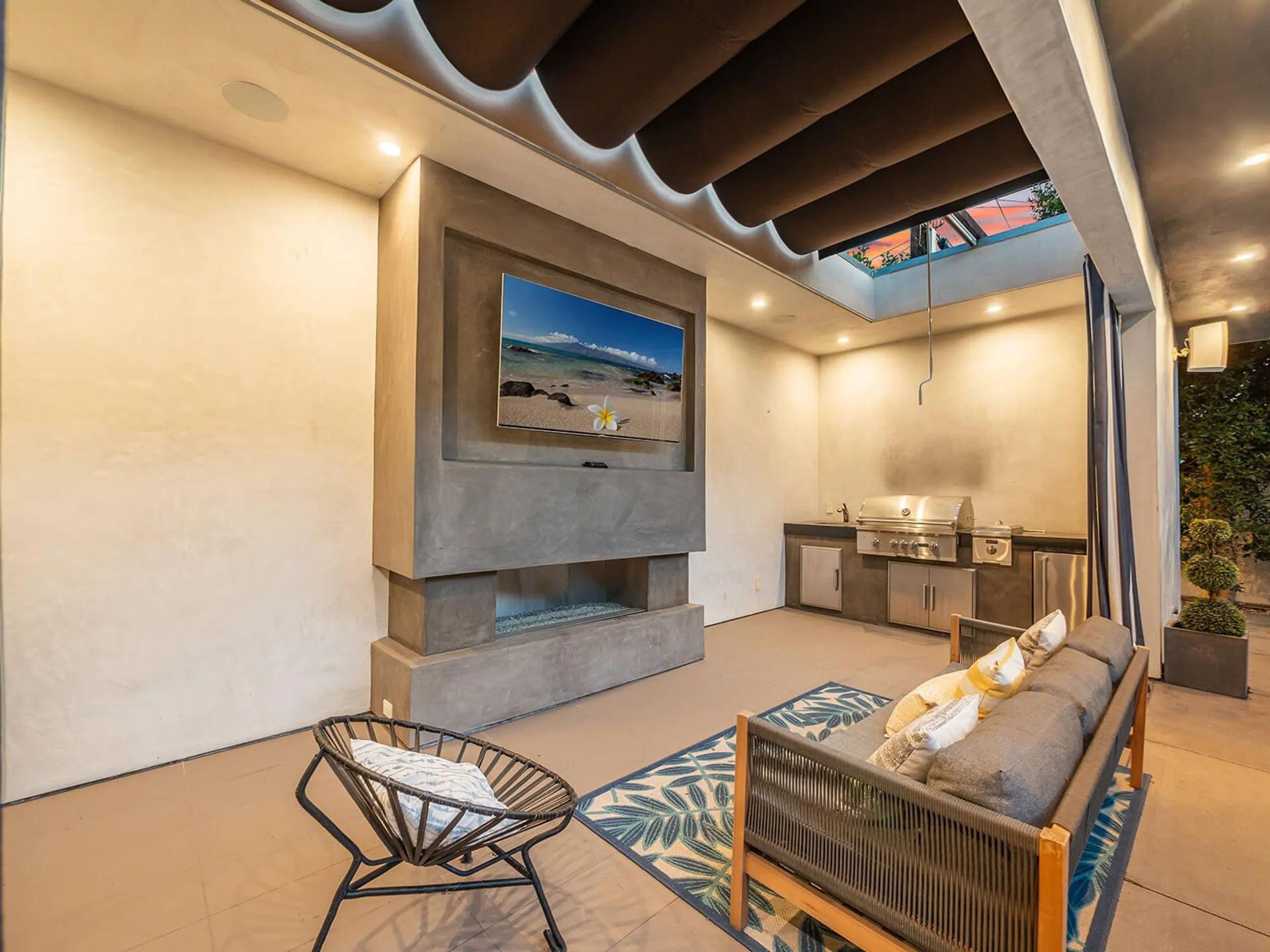 Impeccably Decorated Villa with Pool, Cabana, and Rooftop Deck — photograph 6