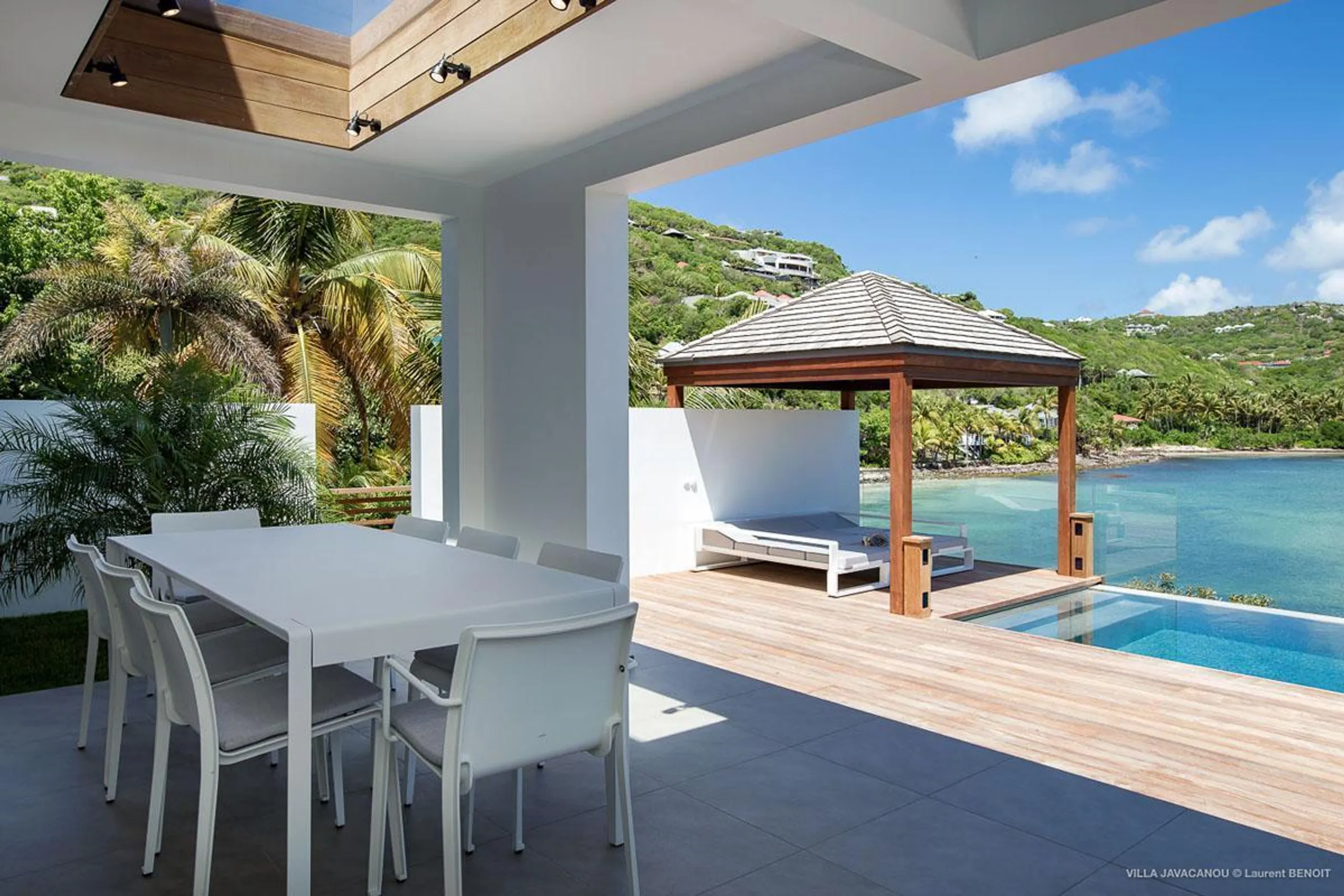 Palatial Oceanside Tropical Estate with Private Pool and Walks to Beach — photograph 8