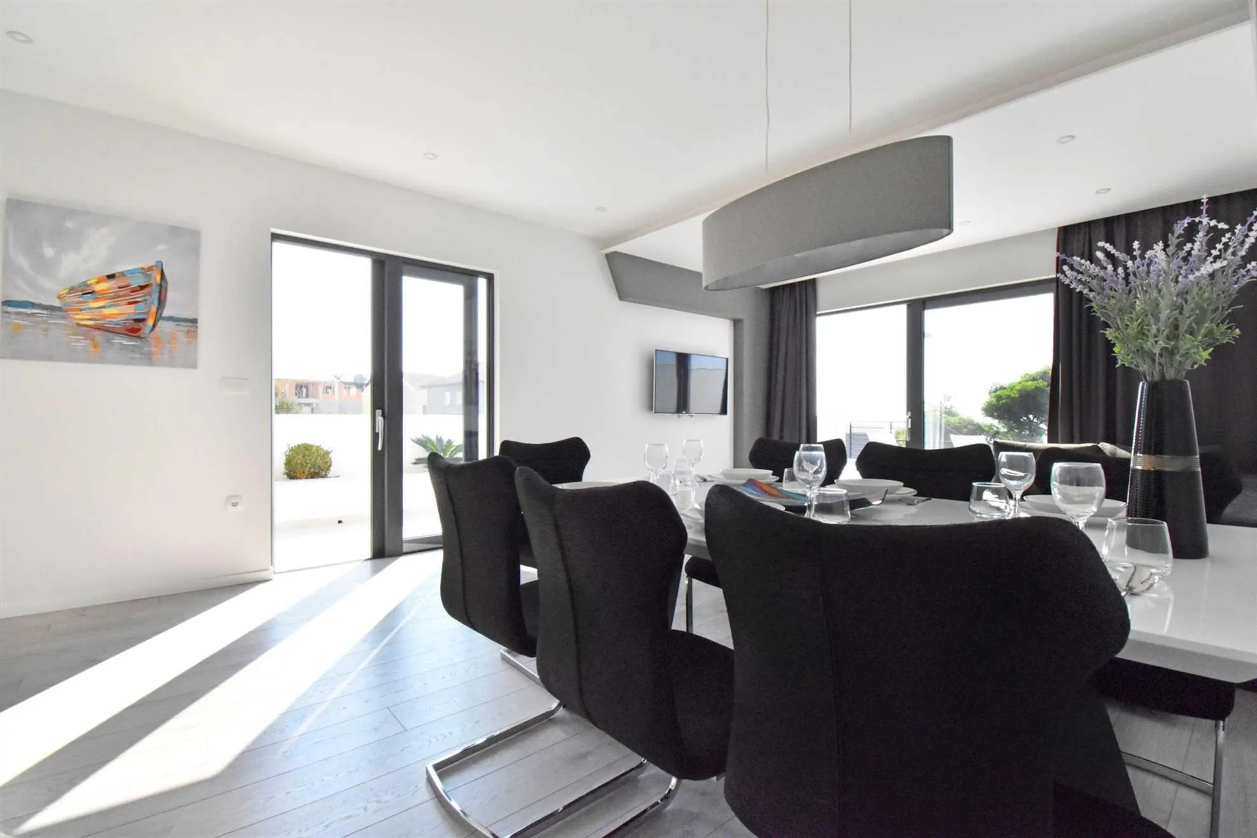 Tranquil Modern Villa with Heated Pool and Stunning Sea Views — photograph 12