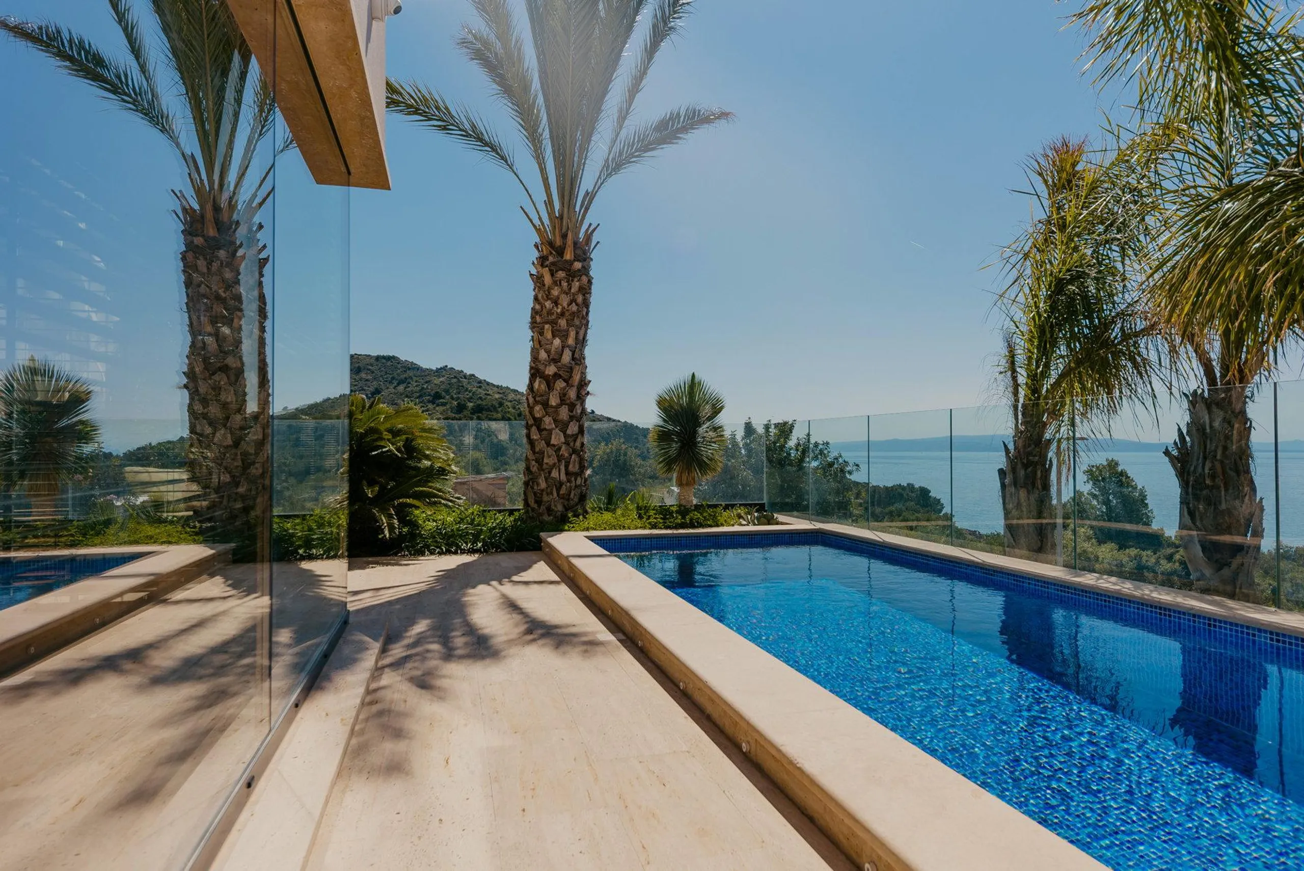 Exquisite Villa with Private Pool, Sauna, Jacuzzi and Enchanting Sea Views — photograph 3