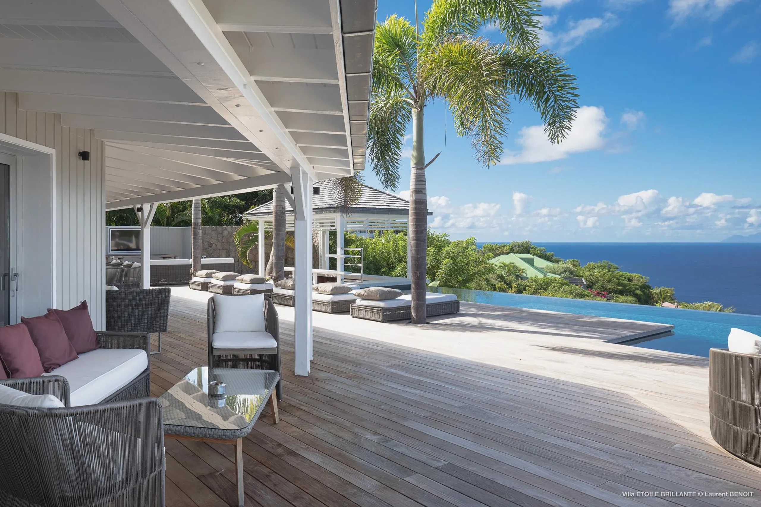 Chic Seaview Villa with Infinity Pool and Jacuzzi — photograph 4