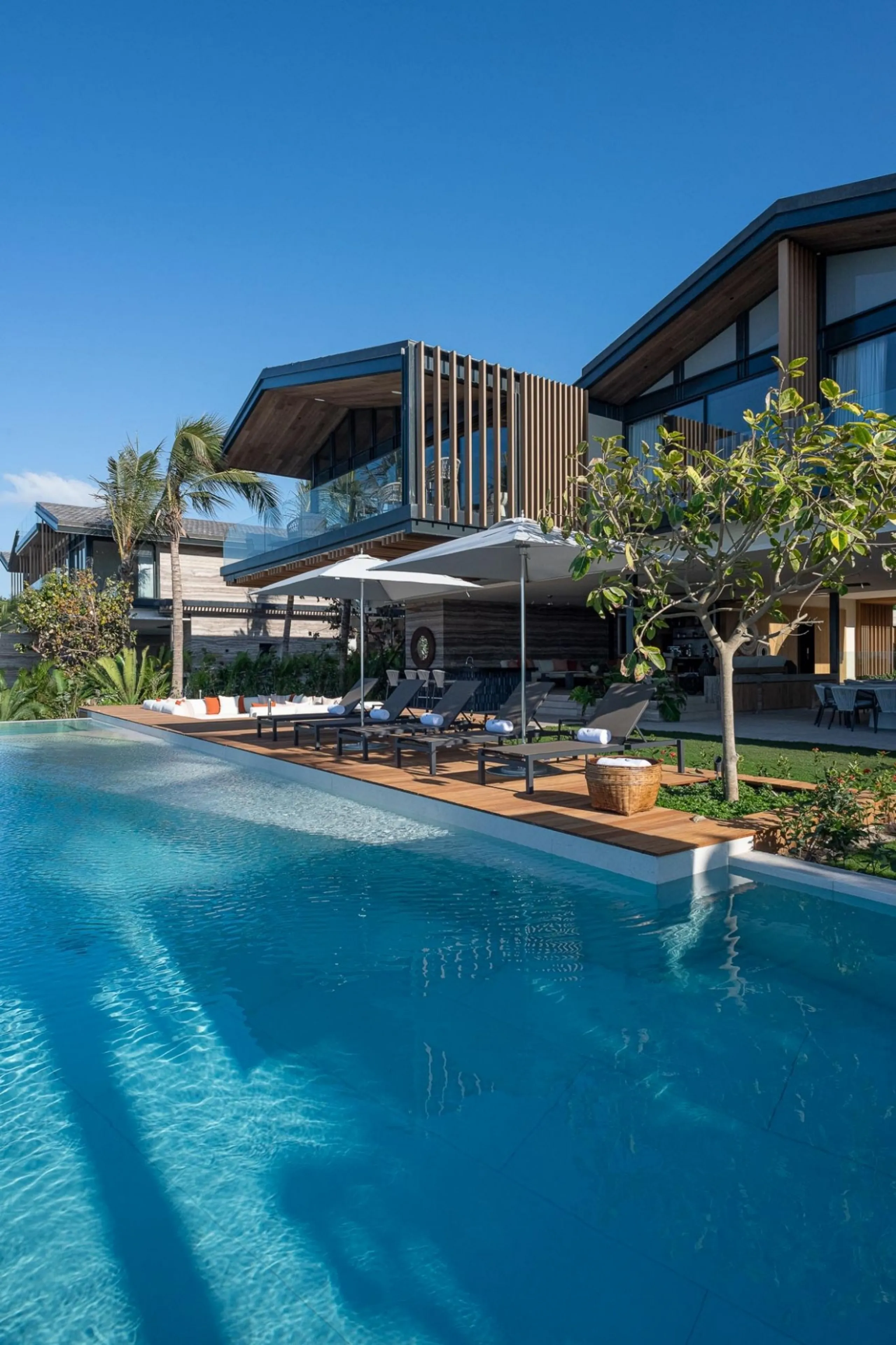 Elegantly Appointed 8-Bedroom Oceanfront Estate Overlooking Tail of the Whale — photograph 3
