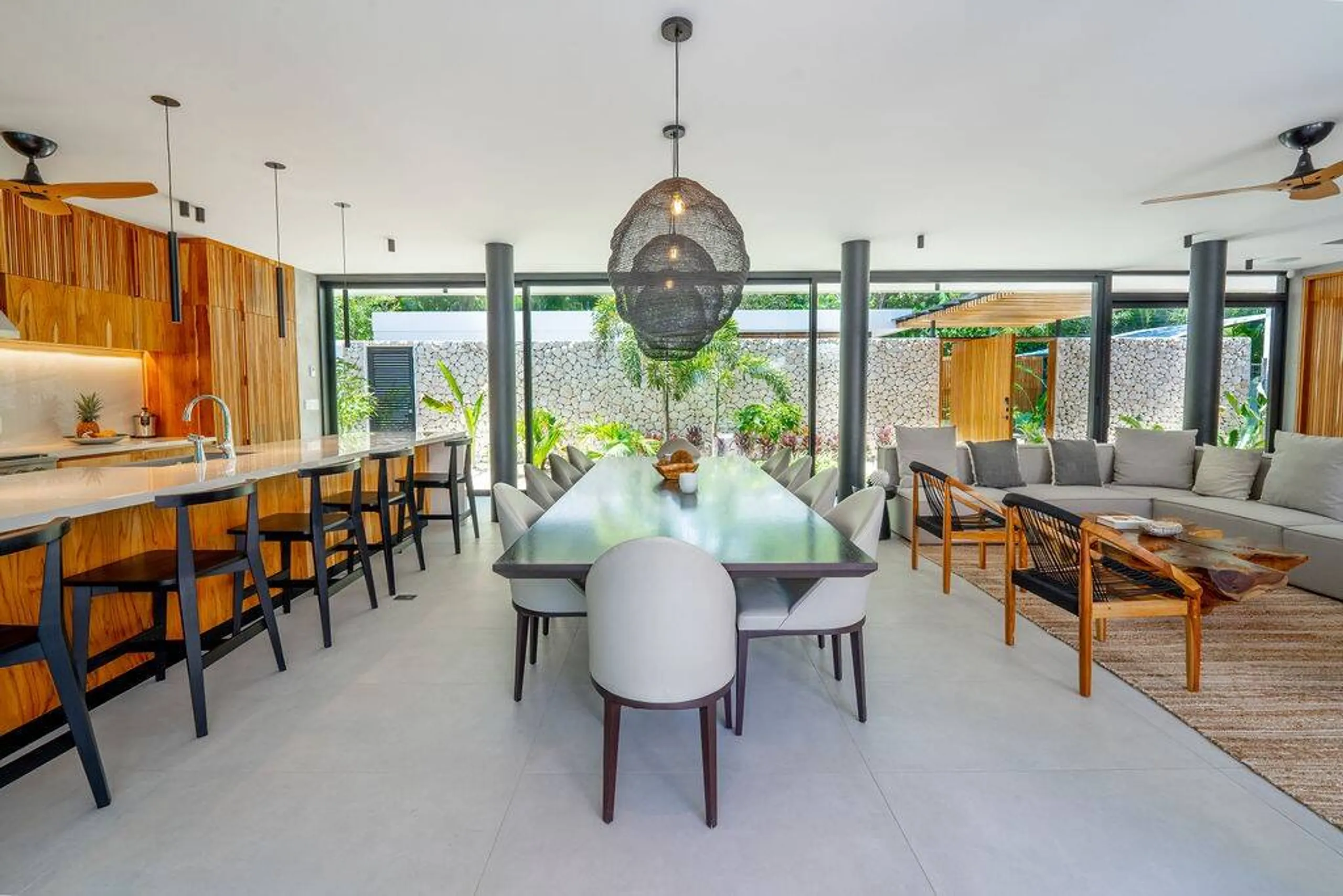 Captivating Modern Sanctuary with Invigorating Pool — photograph 11