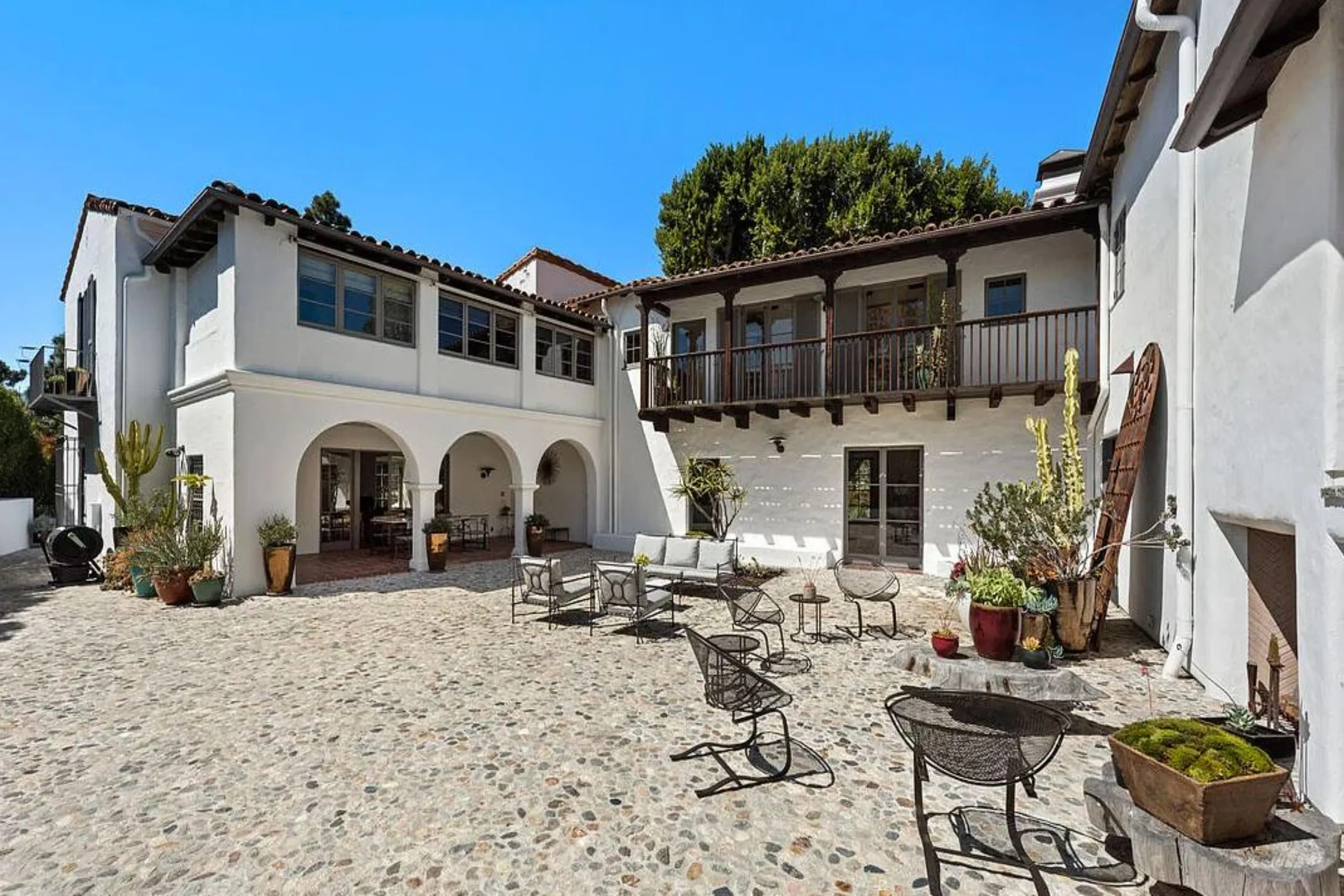 Pristine Modern Holly Wood Hills Estate with private pool — photograph 5