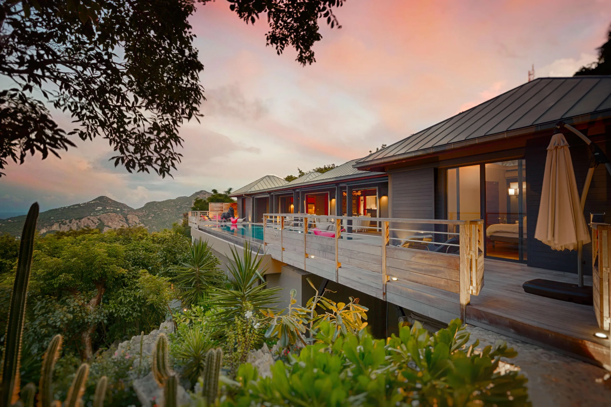 Elegant and Contemporary Style Villa with Infinity Pool with Stunning Views — photograph 2