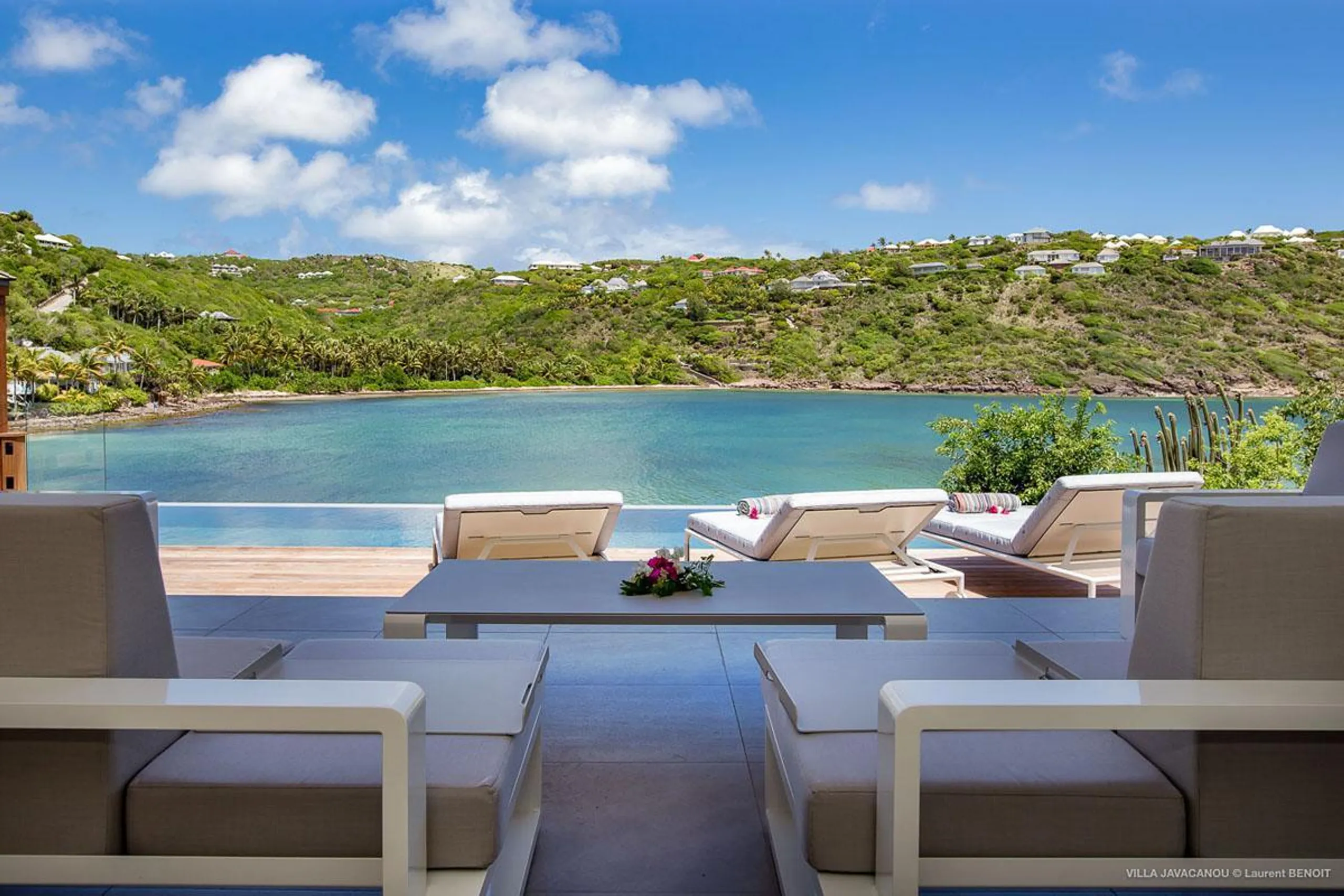 Palatial Oceanside Tropical Estate with Private Pool and Walks to Beach — photograph 6