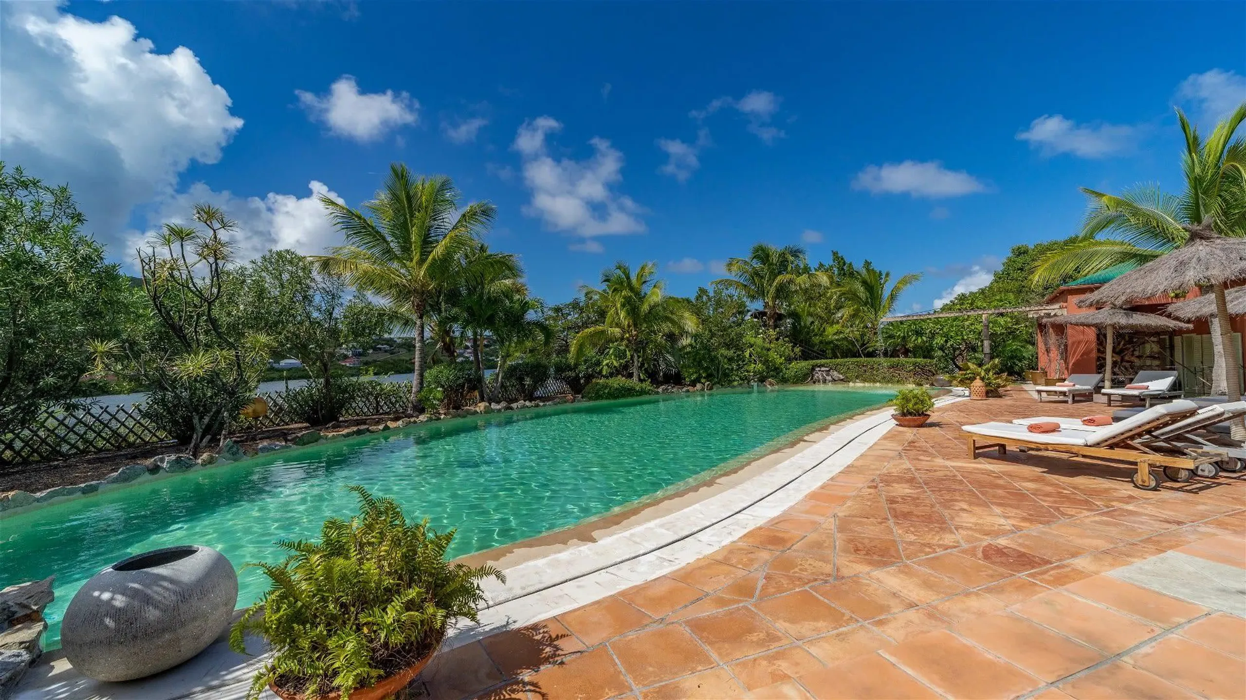 Traditional Tropical Villa with Invigorating Pool — photograph 2