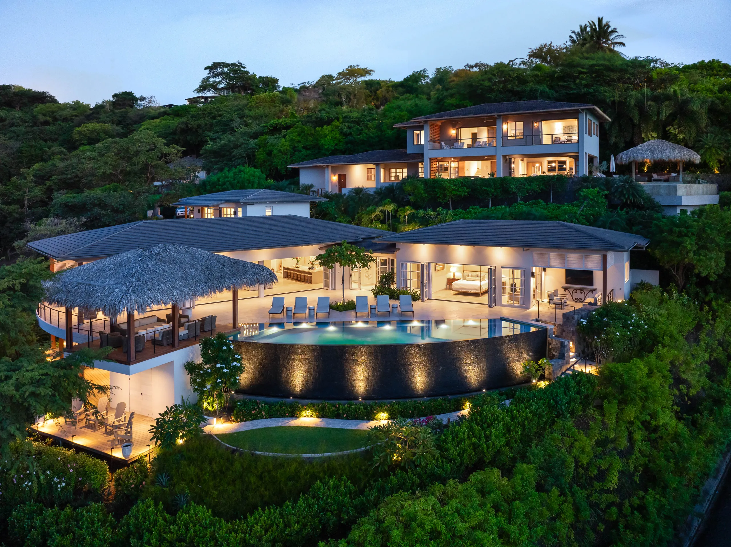 Expansive Estate with Dual Pools and Stunning Ocean Views — photograph 2