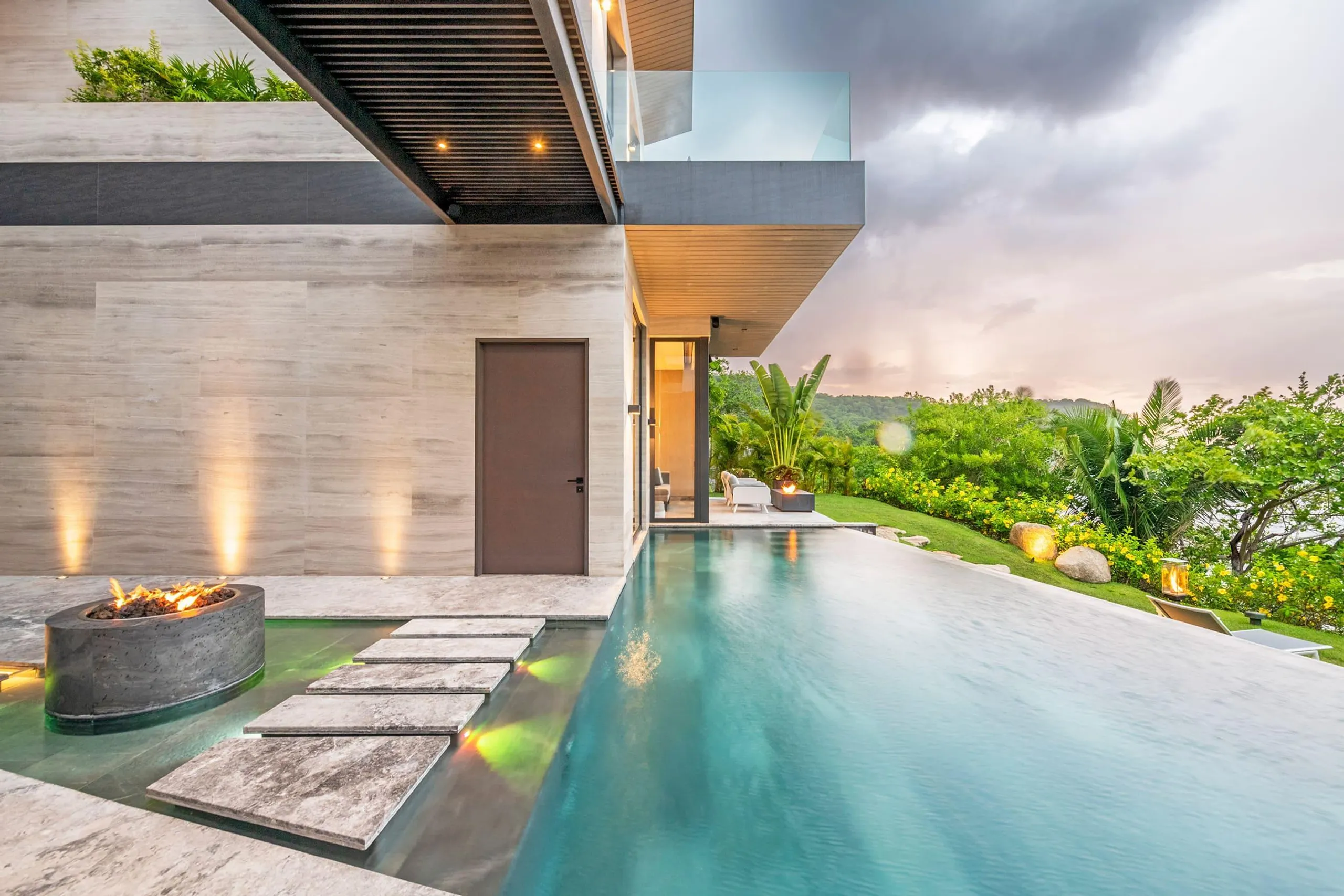 Iyari Exclusive Luxury Villa with Infinity Pool and Stunning Views — photograph 2
