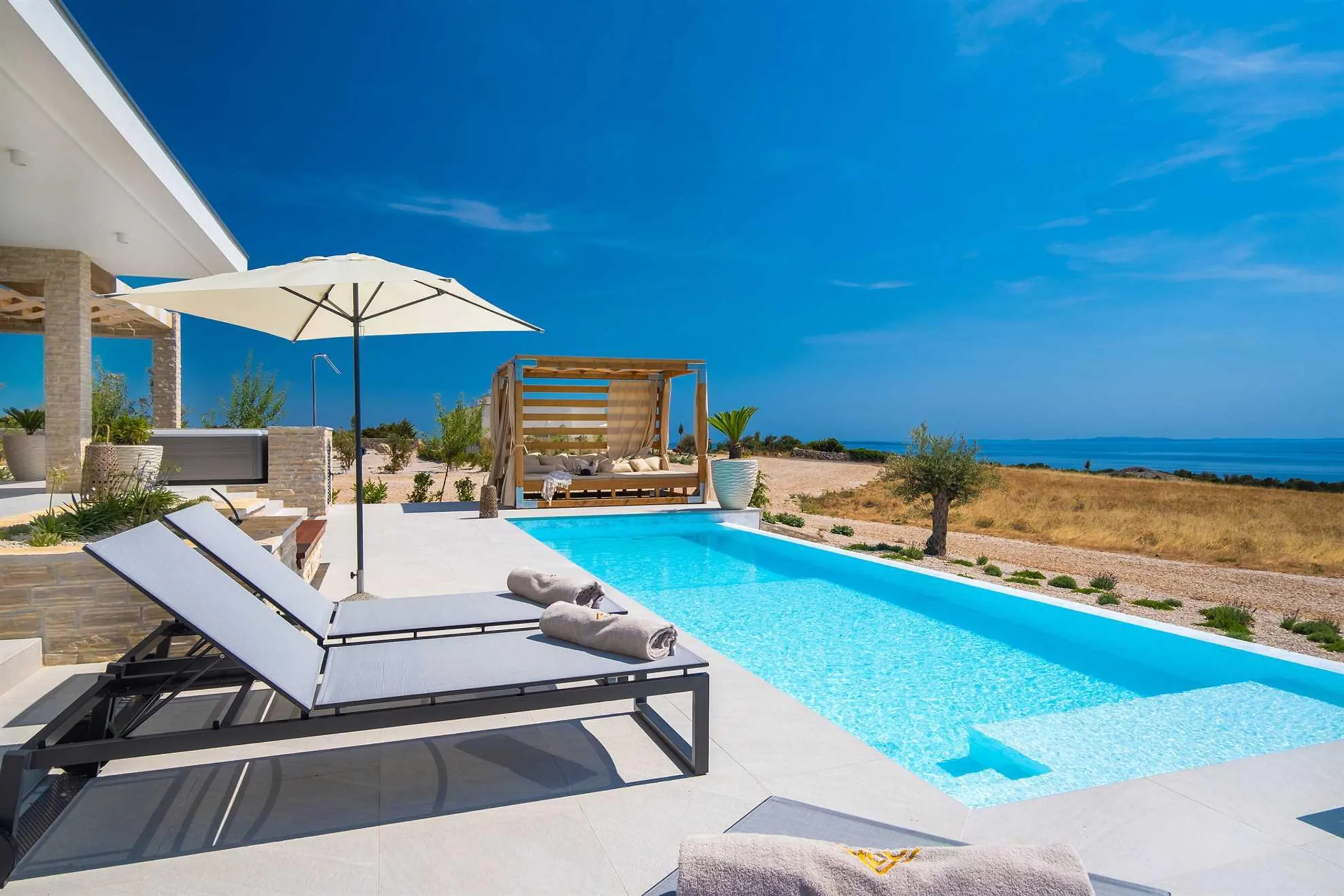 Lavish Villa Haven in Novalja with Infinity Pool and Spectacular Views, Novalja