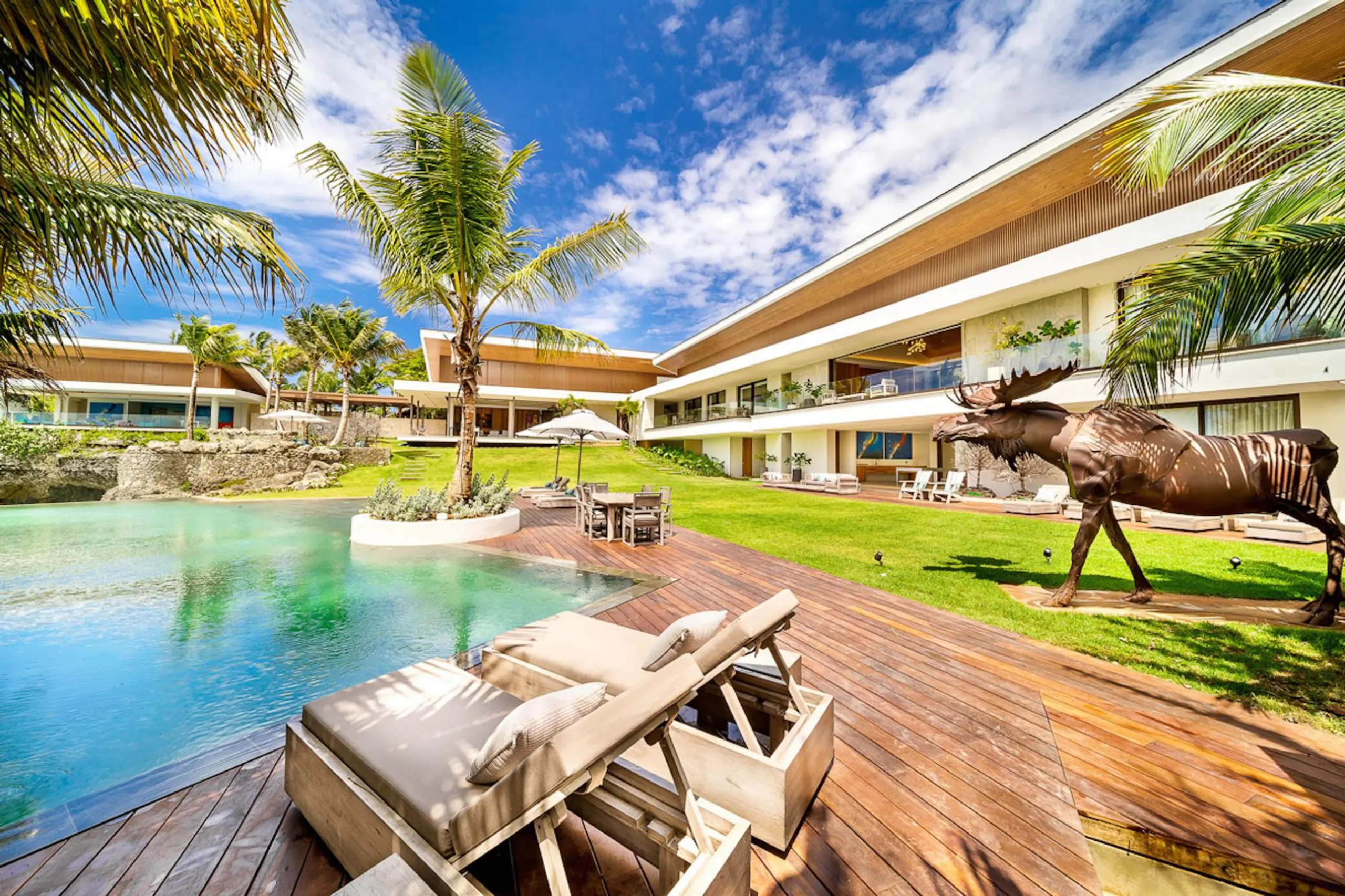 Sumptuous 10BR Sanctuary with Stunning Pool and Ocean Views — photograph 2