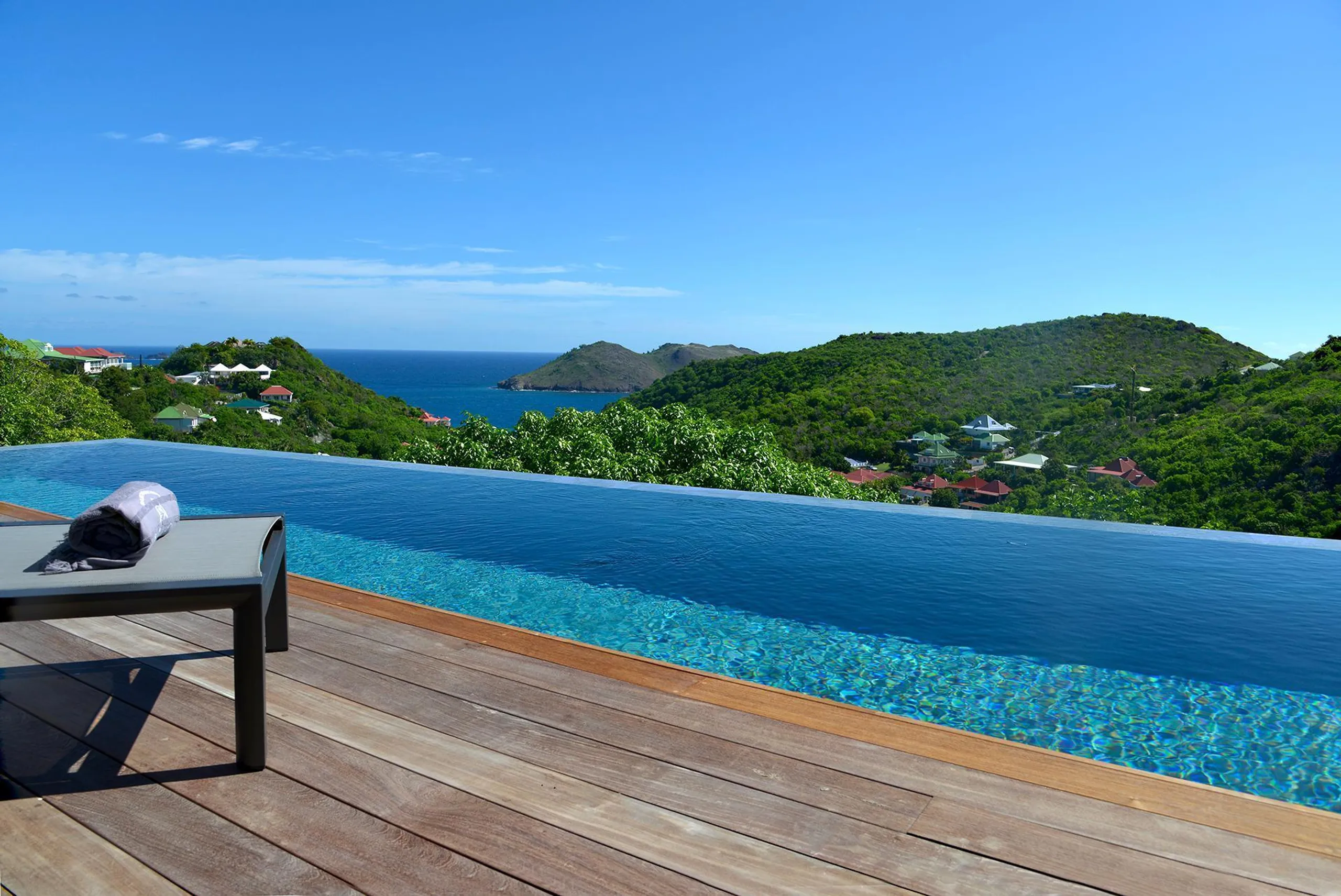 Serene Tropical Estate with Infinity Pool and Sweeping Ocean Views — photograph 4