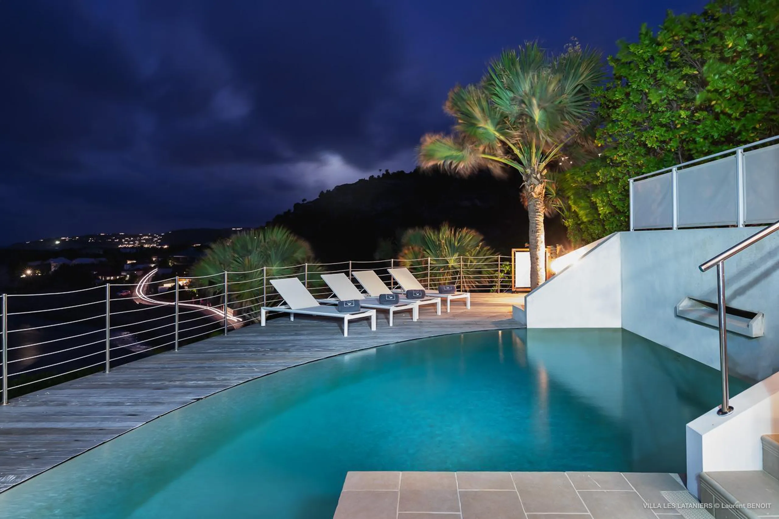 Opulent Oceanside Estate with Private Pool and Jacuzzi — photograph 5