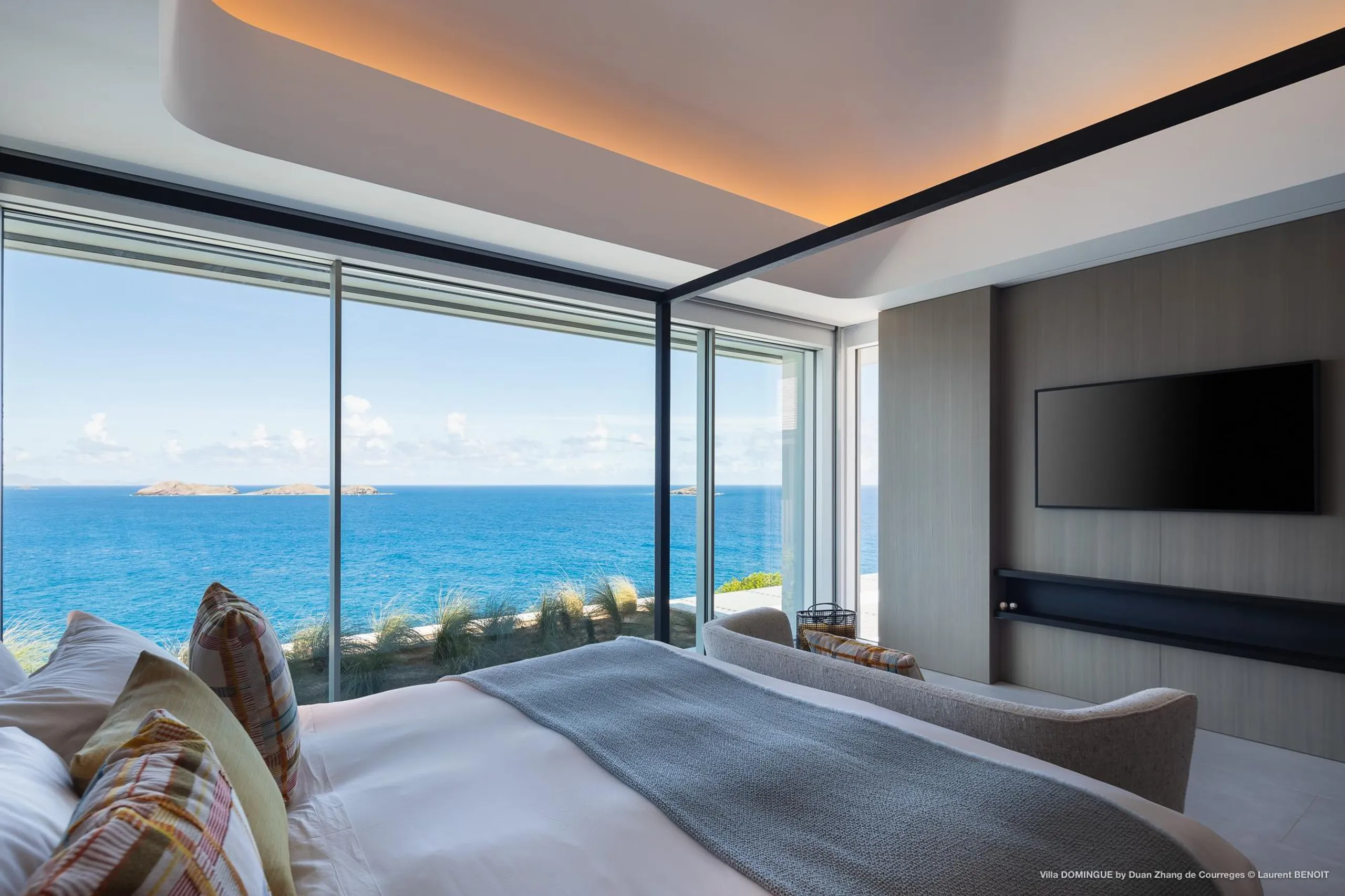 Dignified Oceanside Villa with Private Pool and Fitness Room — photograph 11