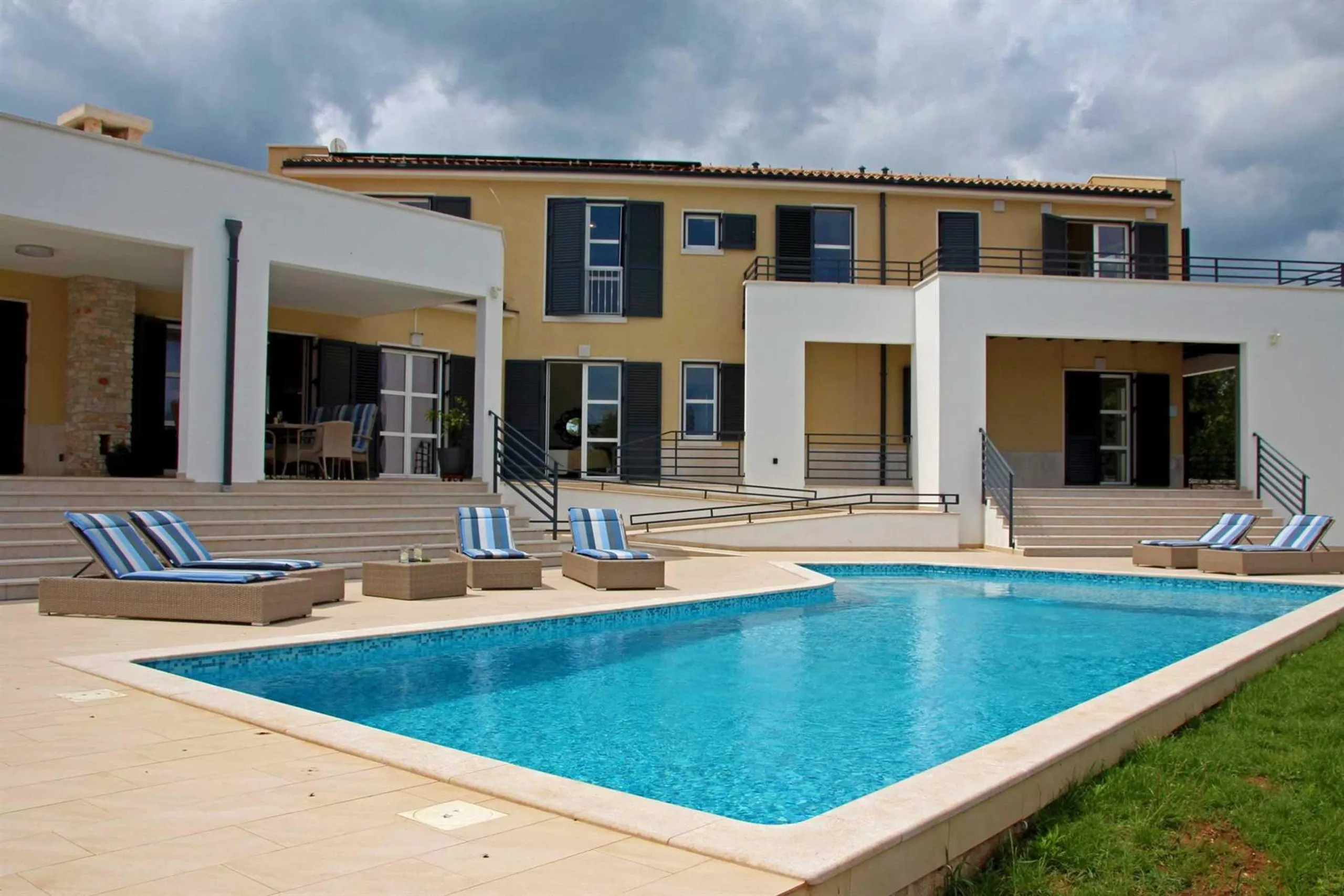 Charming 5-Bedroom Villa with Pool Surrounded by Orchards in Quiet Istrian Village — photograph 2