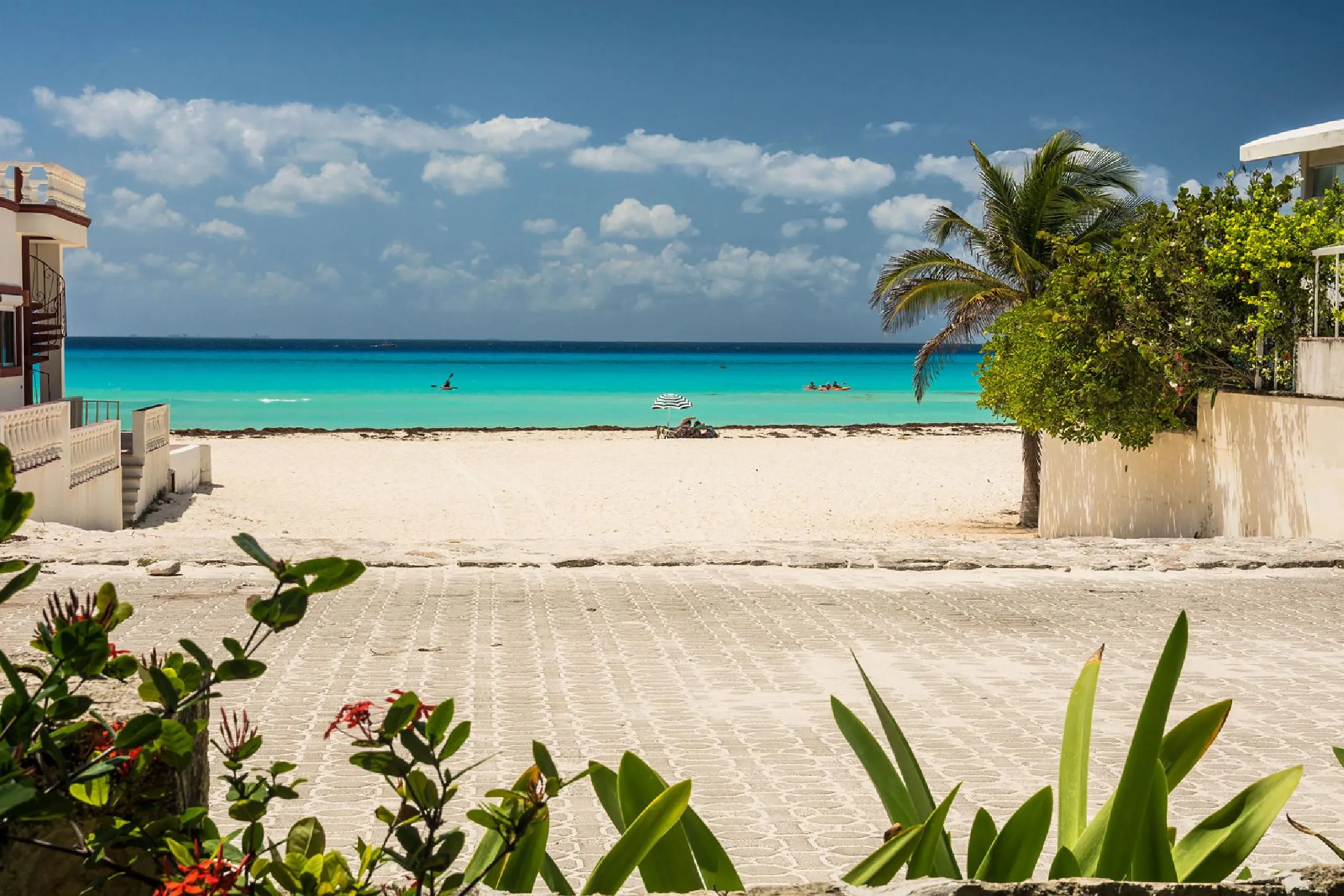 Playa del Carmen Architectural Estate with Private Pool, Ocean Views and Lush Gardens — photograph 2