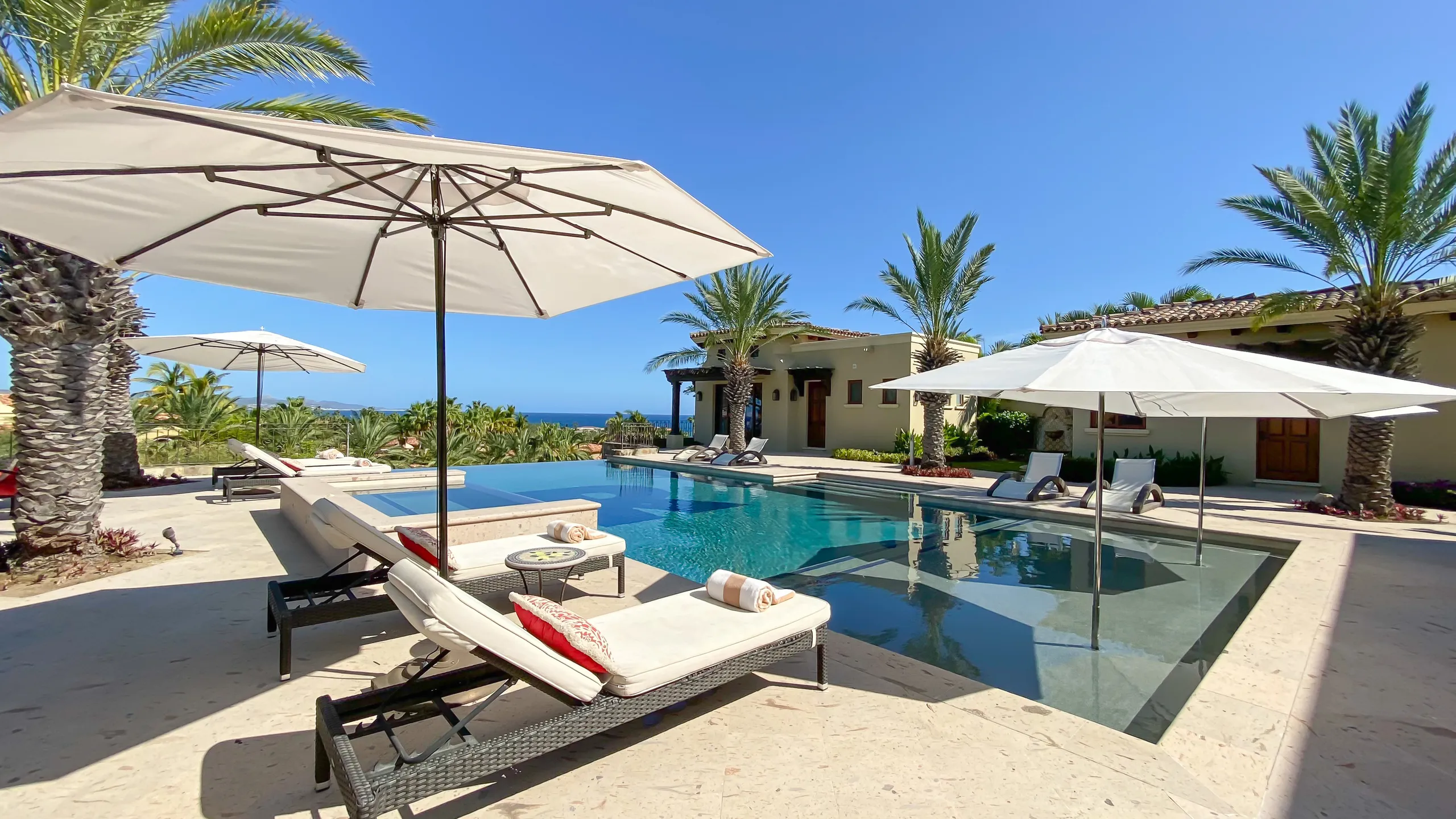 Luxurious Palmilla Mountain Villa with Infinity Pool & Sea Views — photograph 3