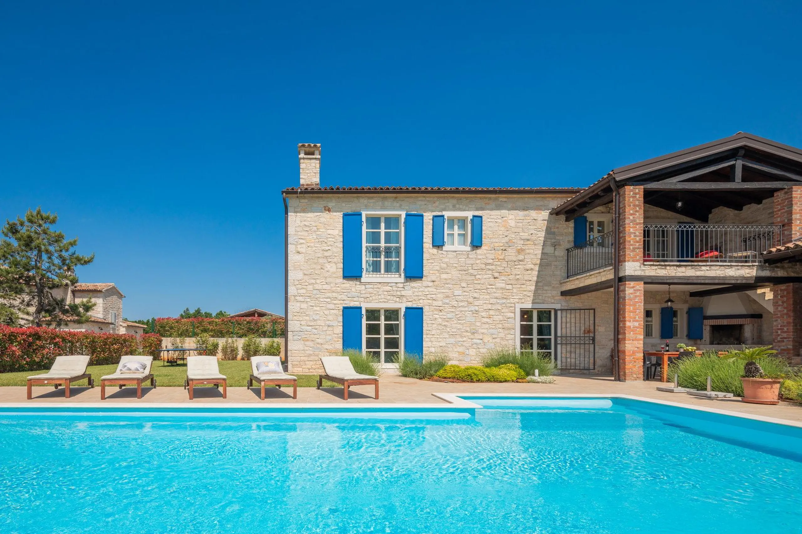 Deluxe Comfort Villa with Private Pool and Pristine Surroundings — photograph 6