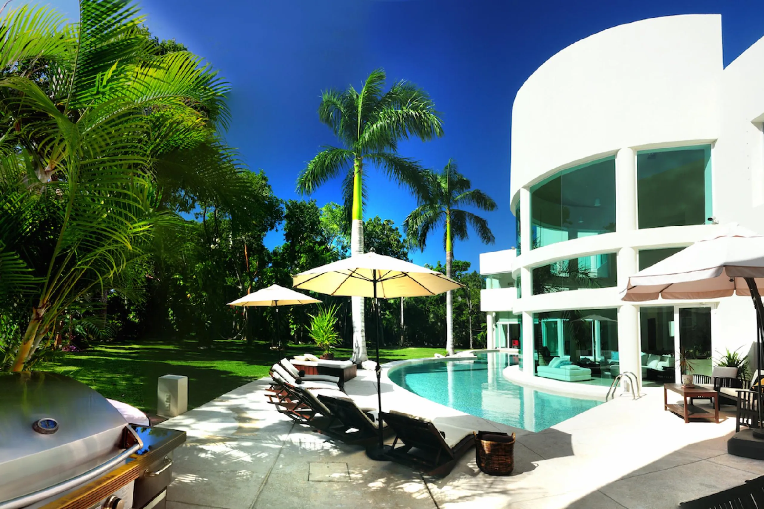 Ultra Modern Architectural Grand Villa with Surrounding Pool — photograph 8