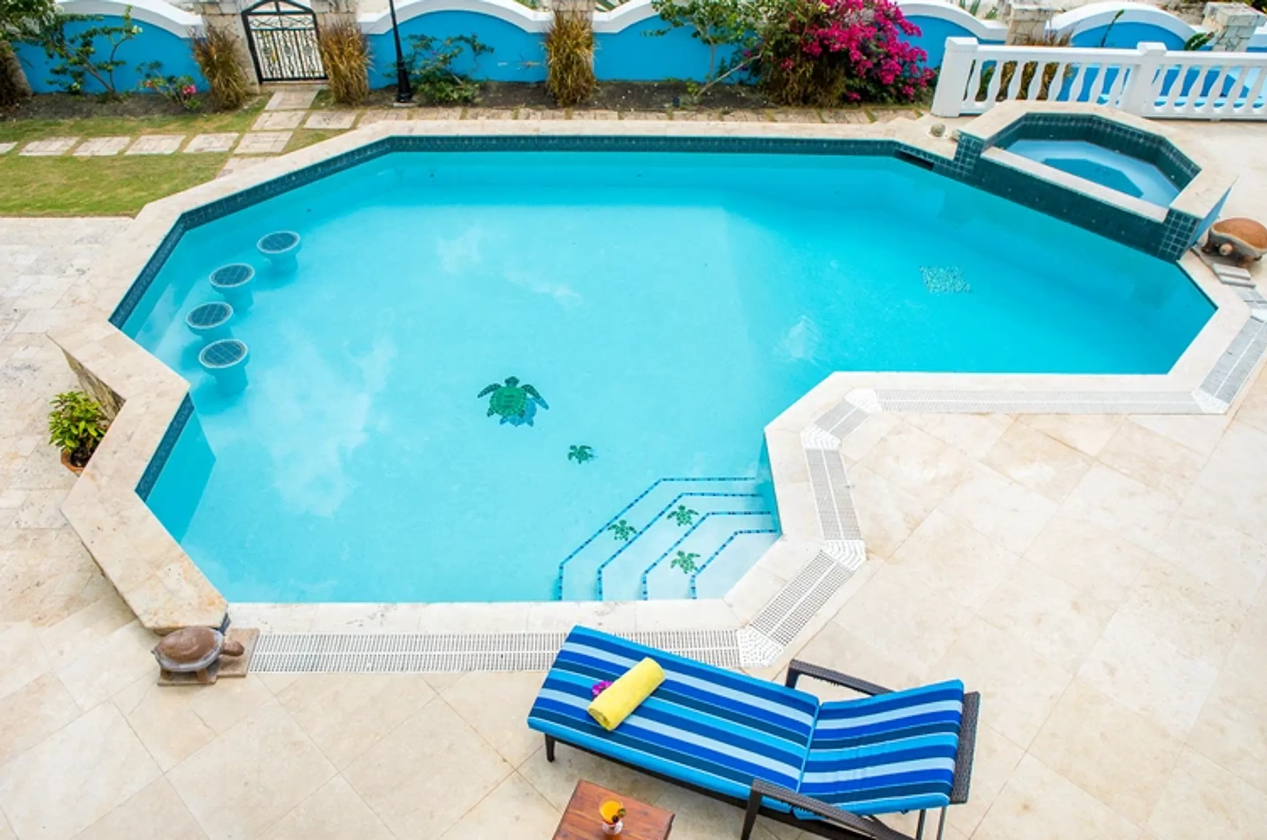 Serene Villa with Private Pool, Direct Beach Access, and Stunning Views — photograph 11