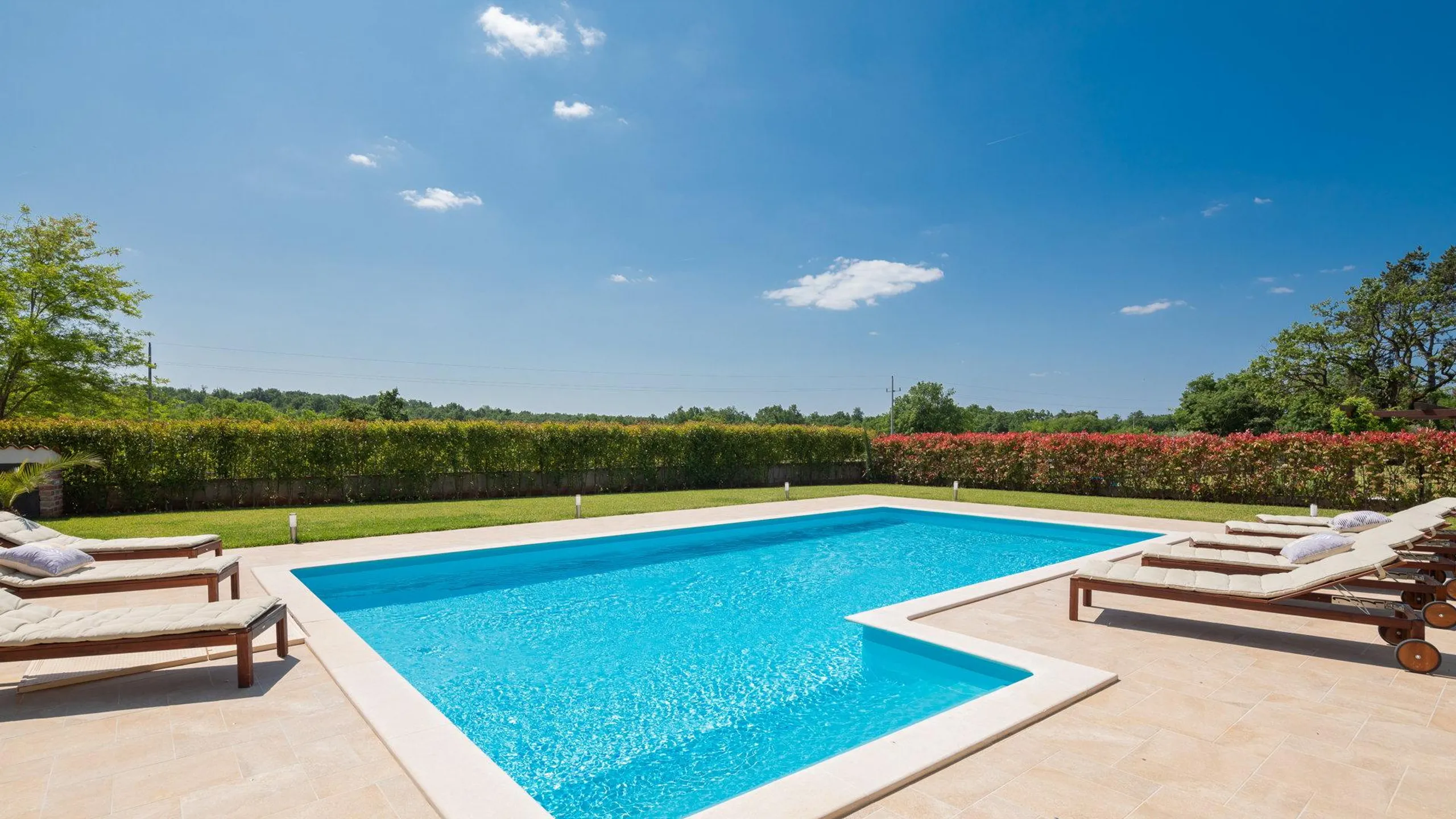 Deluxe Comfort Villa with Private Pool and Pristine Surroundings — photograph 12