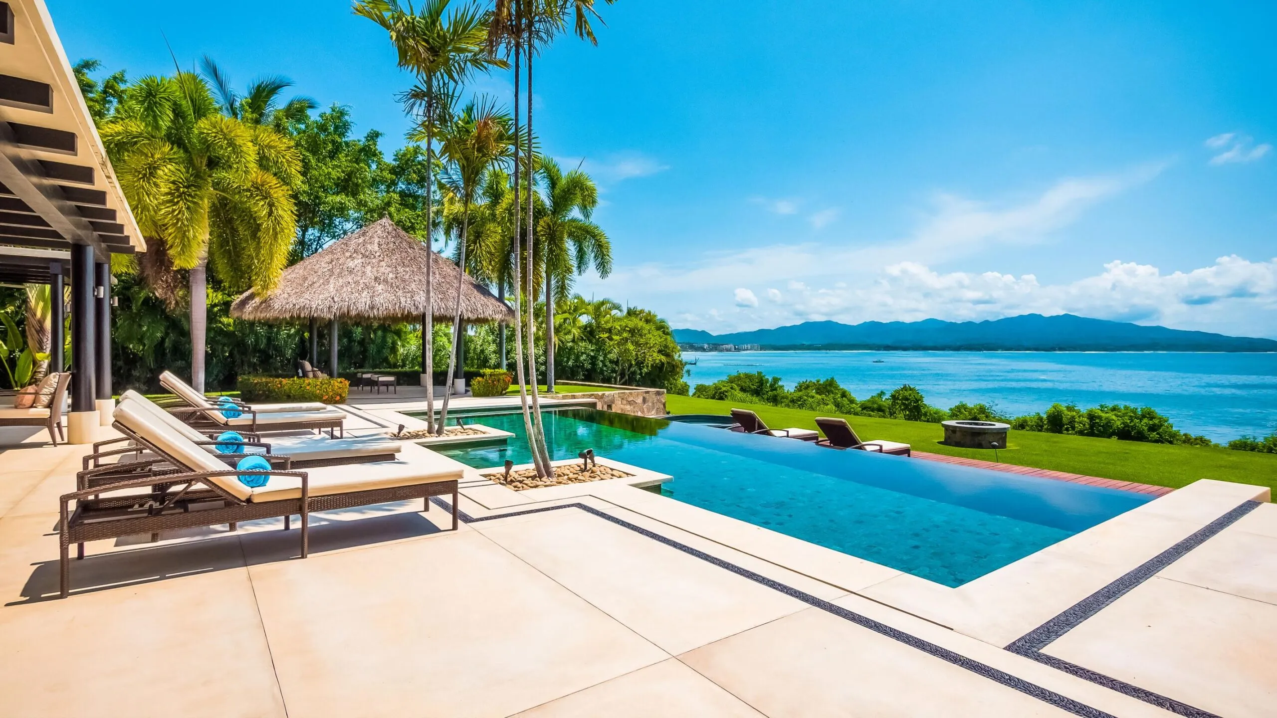 Calming Oceanview Villa with Private Infinity Pool, and Firepit — photograph 2