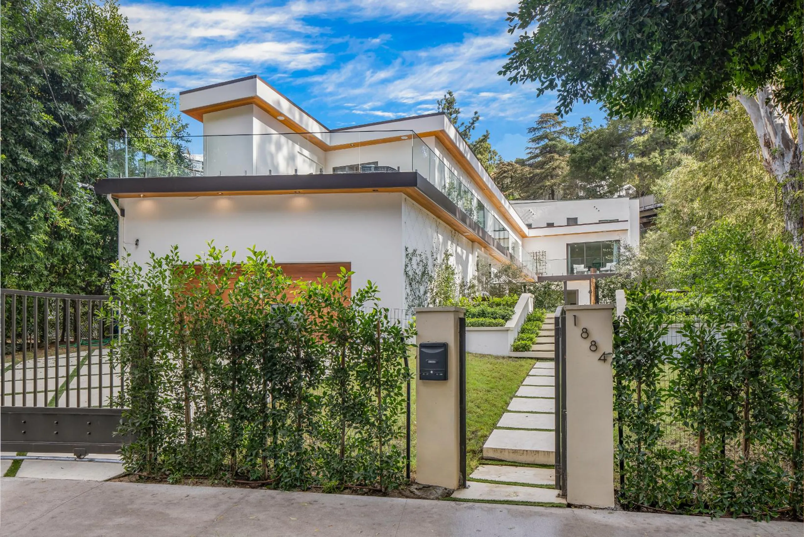 Modern Laurel Canyon Estate with Luxury Pool — photograph 8
