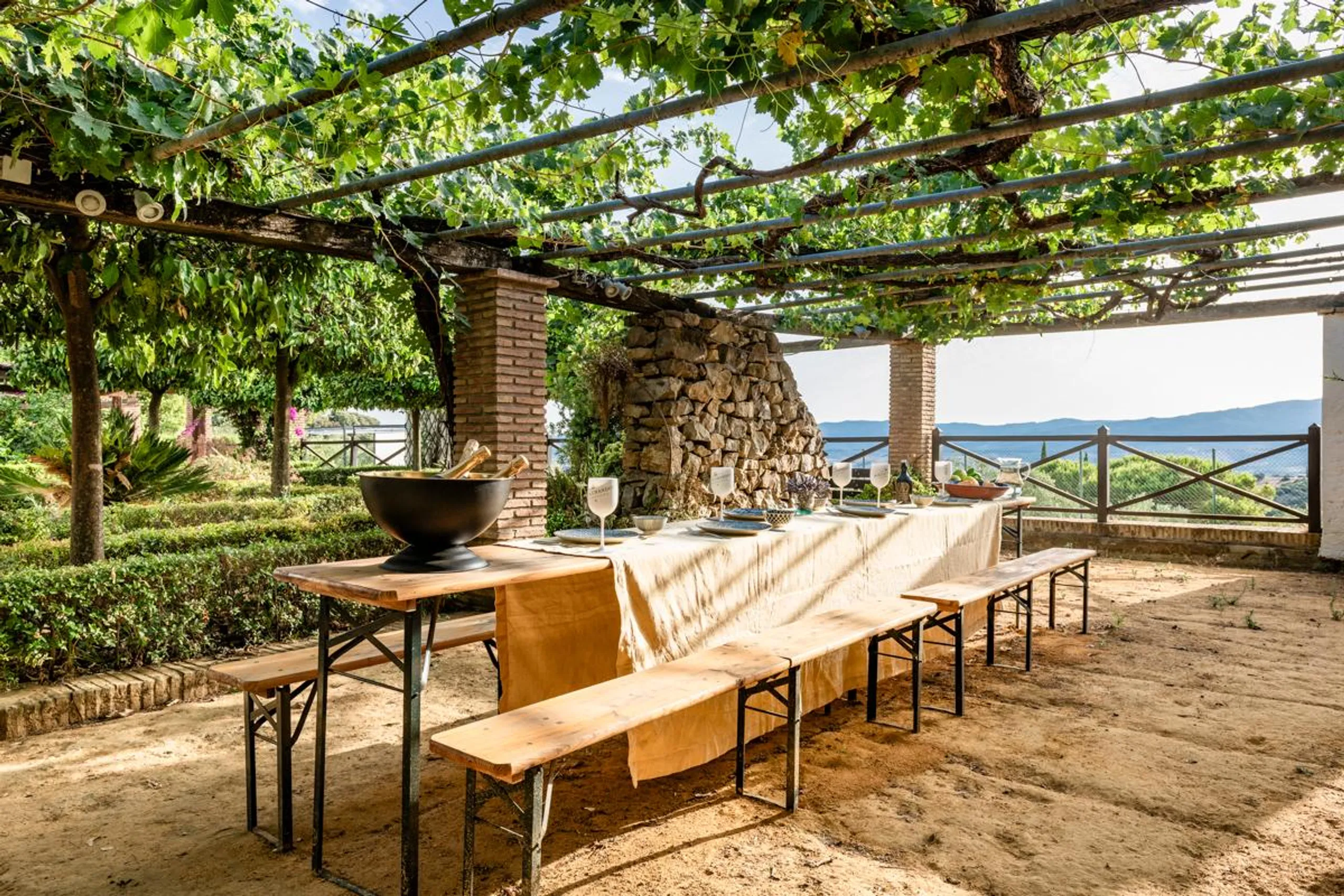 Resplendent Spanish Villa with Private Pool, Jacuzzi, and Panoramic Countryside Views — photograph 3