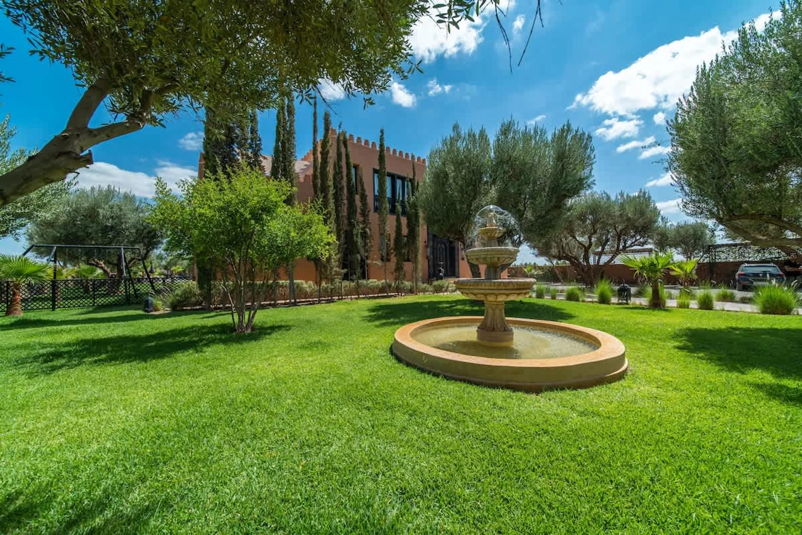 Luxuriant Marrakech Villa with Private Pool and Garden — photograph 2
