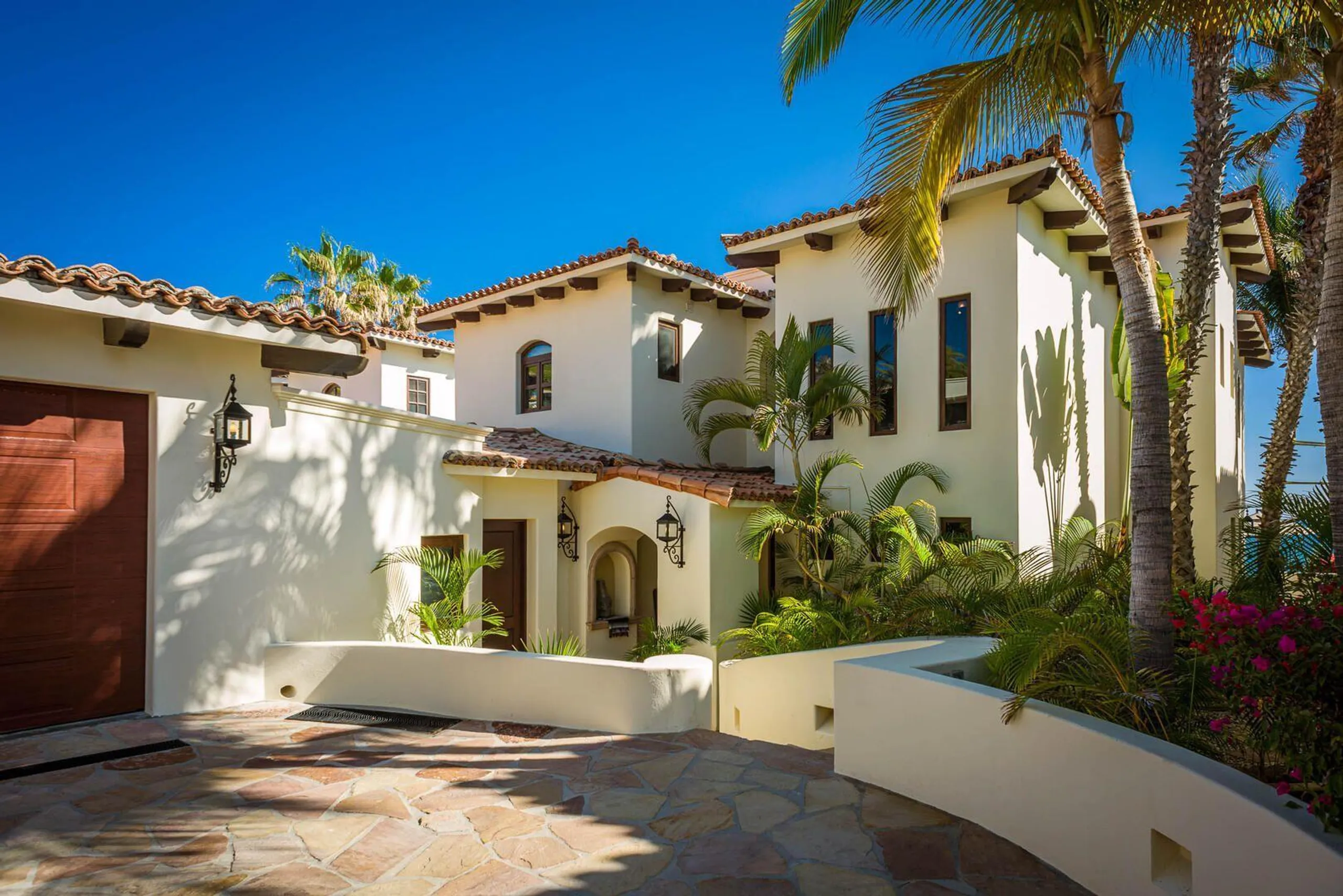 Charming El Encanto Beachfront Villa with Infinity Pool and Ocean Views — photograph 3