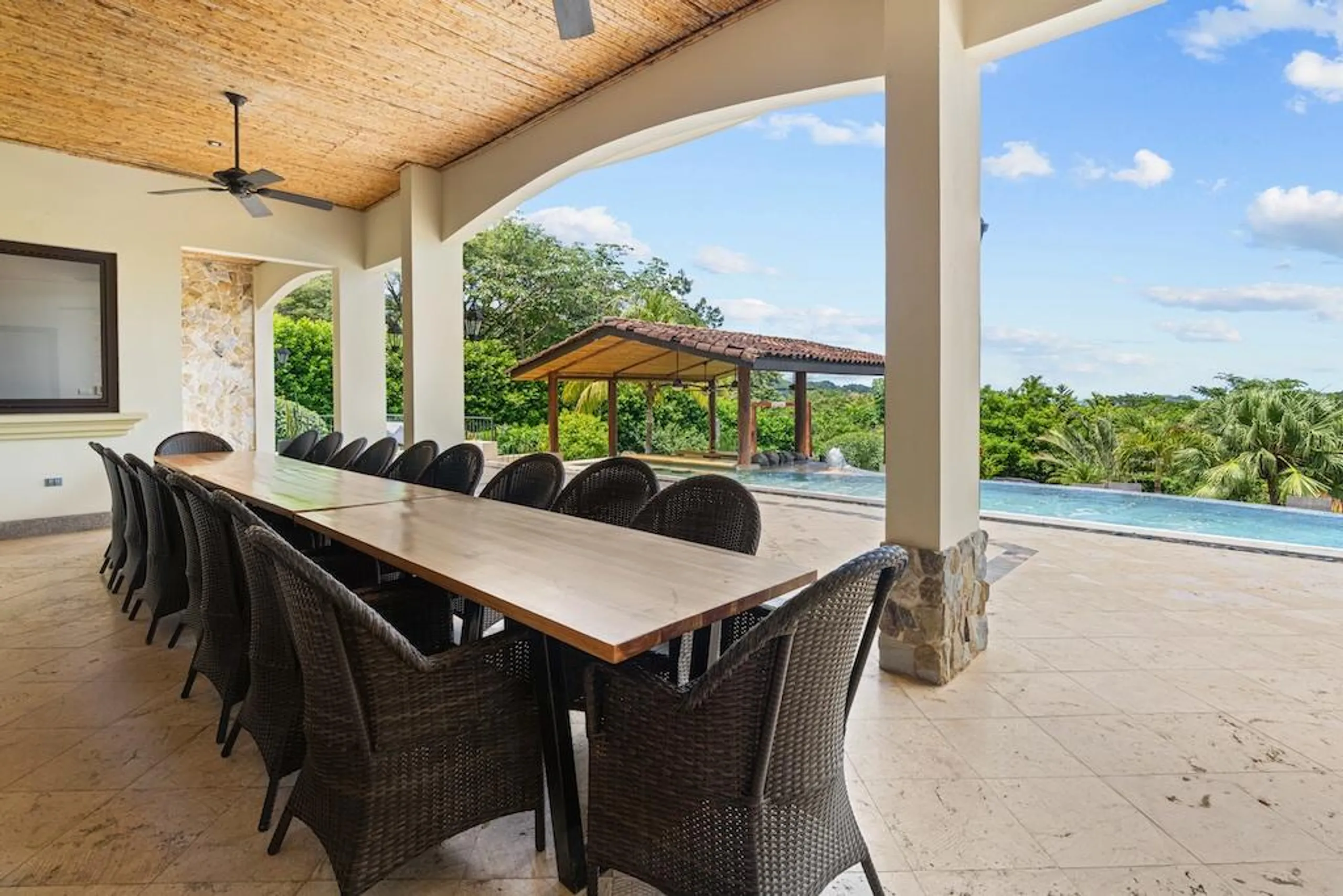 Premier Luxury Villa with Private Pool, Spa and Lush Surroundings — photograph 11