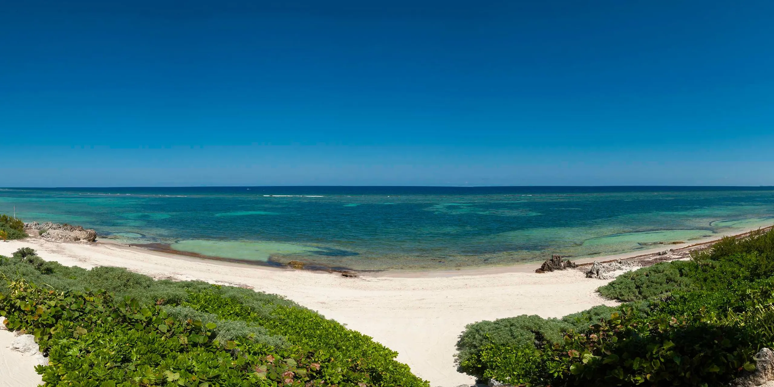 Modern Beachfront Estate with Private Resort Pool and Beach — photograph 3