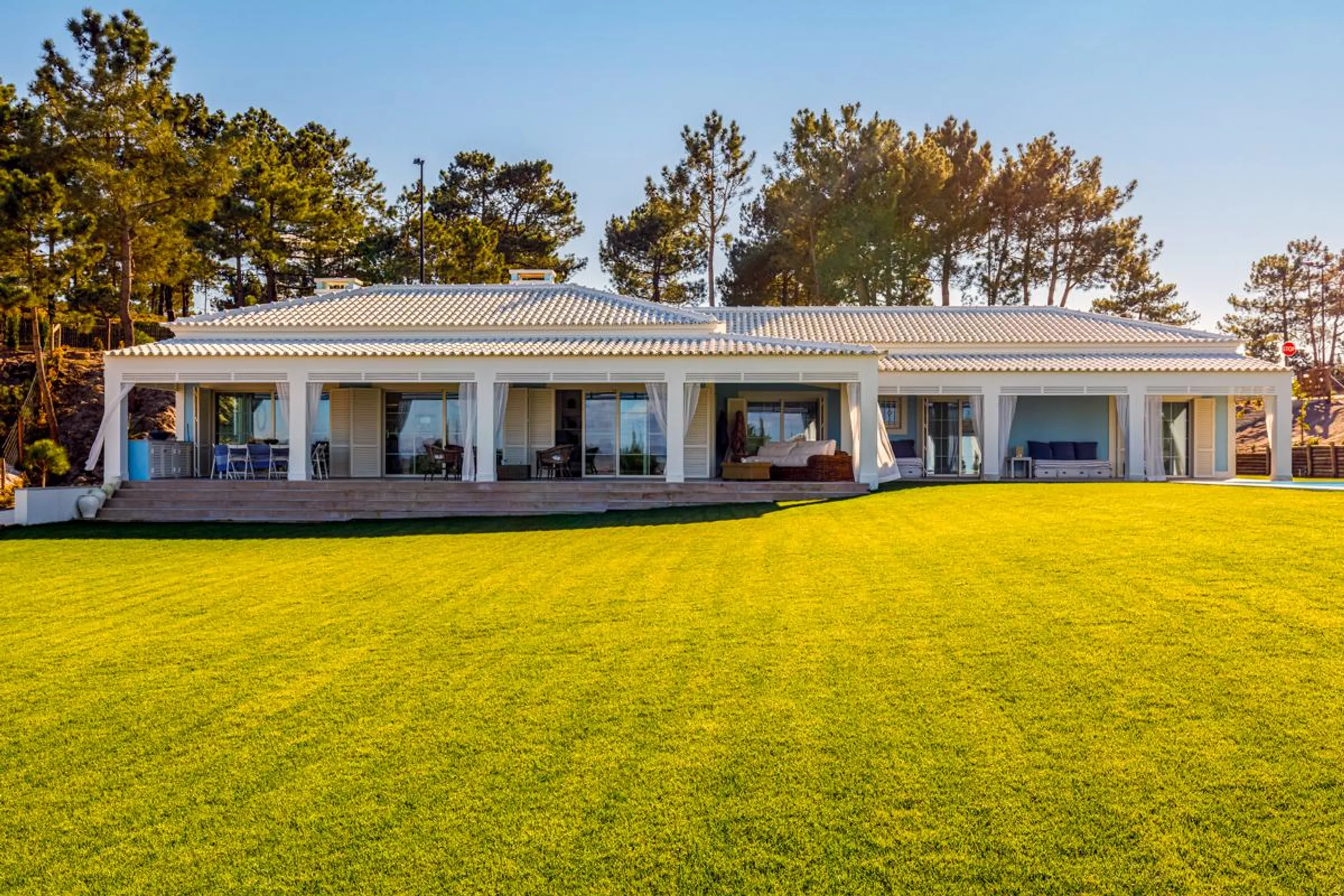 Adorned Contemporary Villa with Private Pool and Manicured Grass — photograph 4