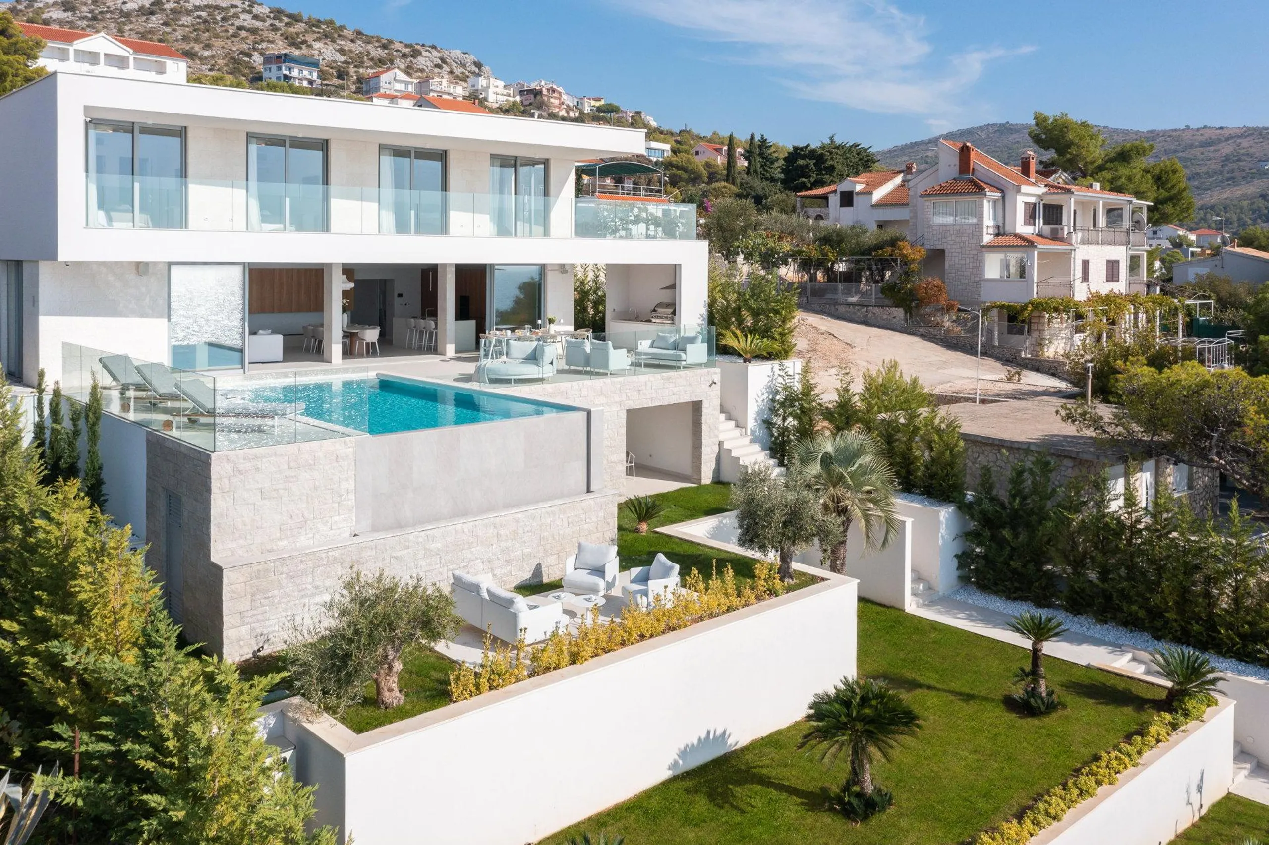 Lavish 5BR Villa with Heated Pool and Captivating Sea Views — photograph 2