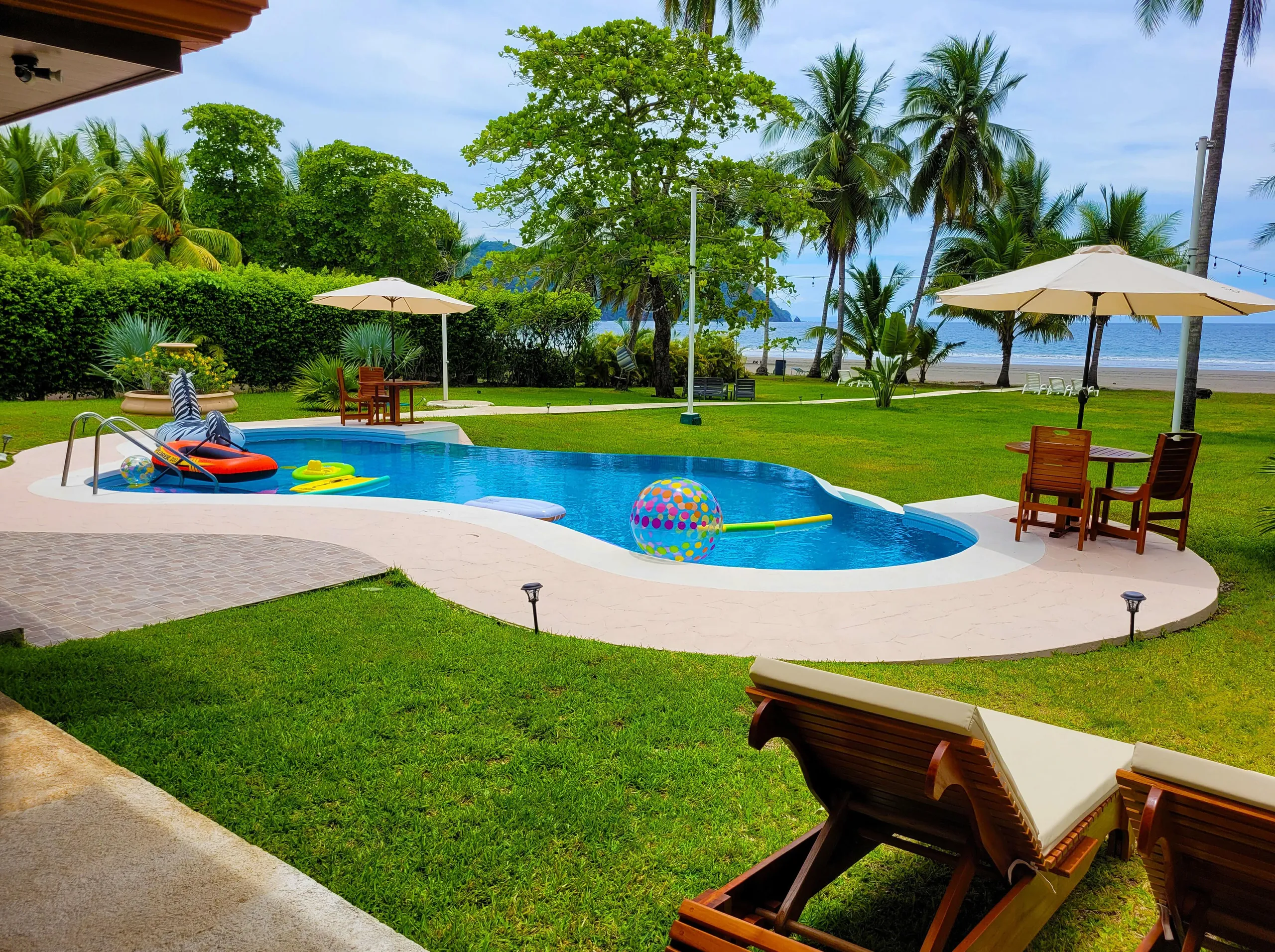 Los Delfines Beachfront Villa with Private Pool and Beach Access — photograph 3
