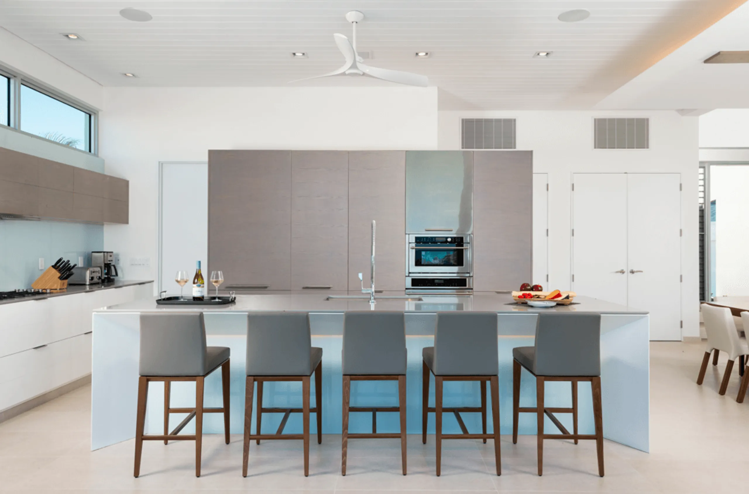 Unmatched Luxury with this Contemporary North Shore Beach Villa Rental — photograph 9