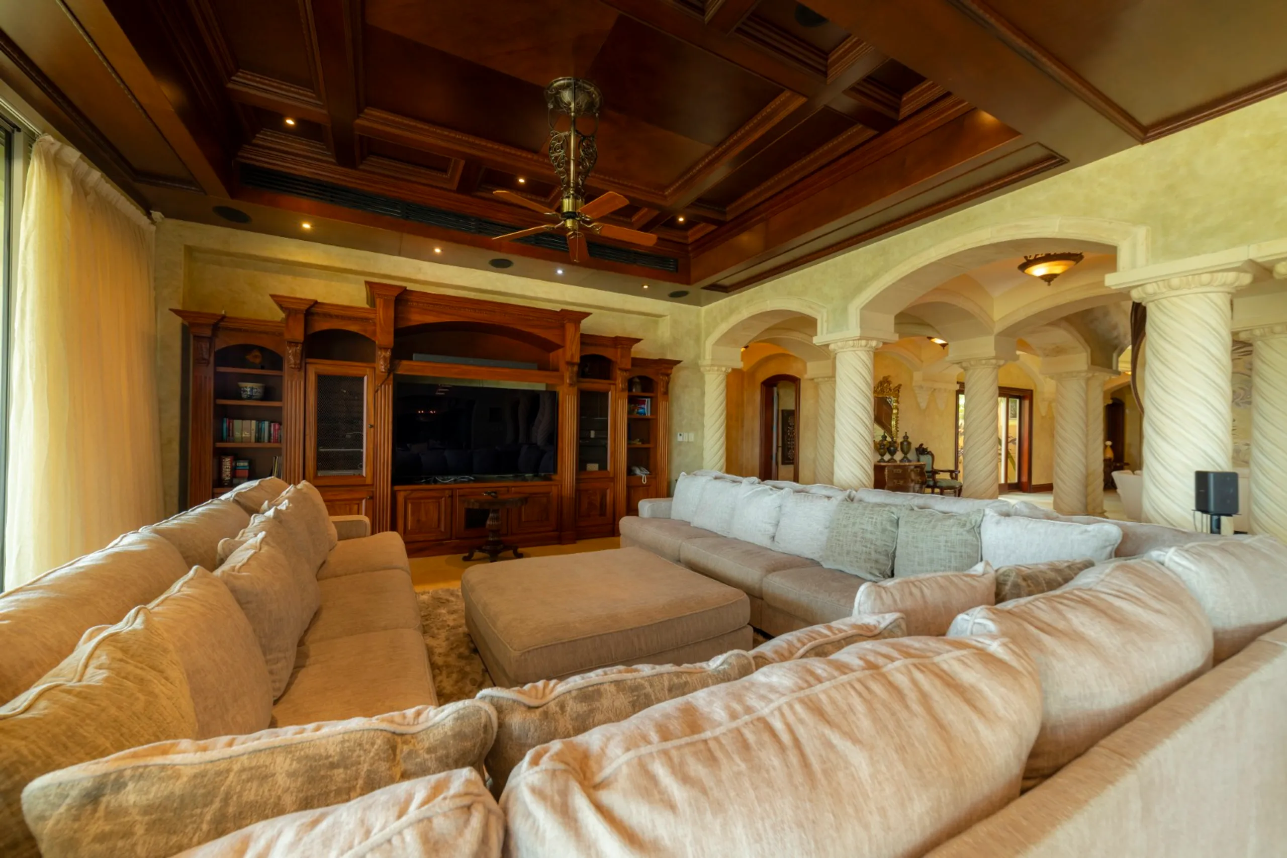 Grand Los Sueños 10-Bedroom Mansion with Infinity Pool, Helipad & Panoramic Views — photograph 8