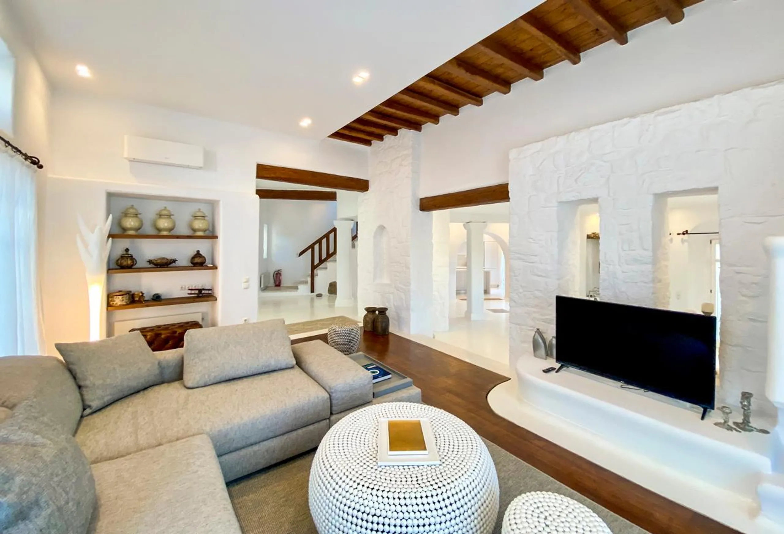 Lavish Cycladic Villa with Pool and Overlooking Mykonos View — photograph 8
