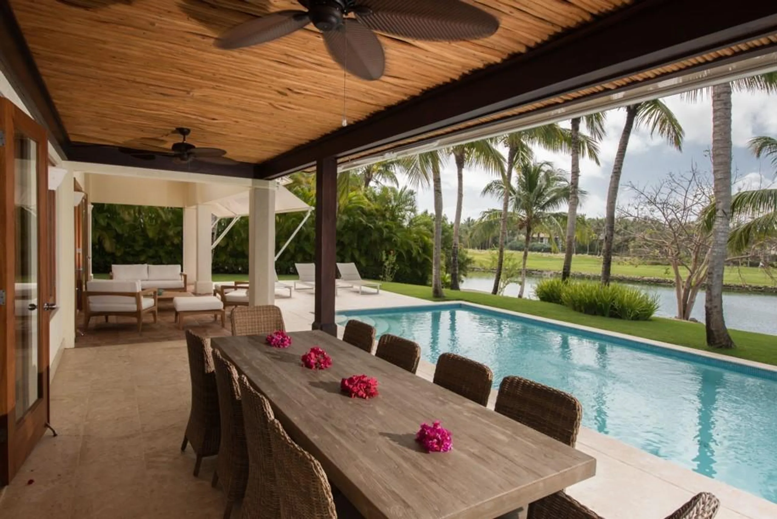 Luxurious Lake Front Villa with Open Design and Private Pool — photograph 8