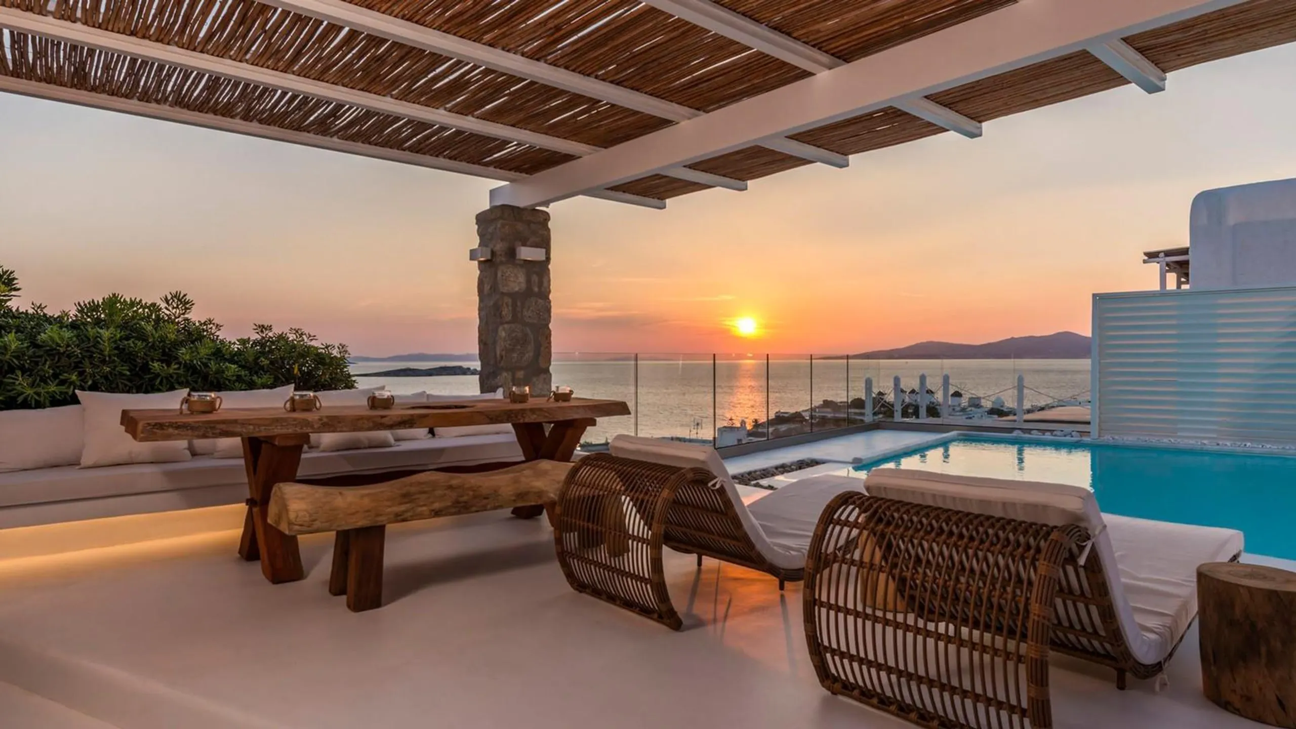 Sumptuous Retreat Boasting Infinity Pool and Elegant Charm — photograph 3