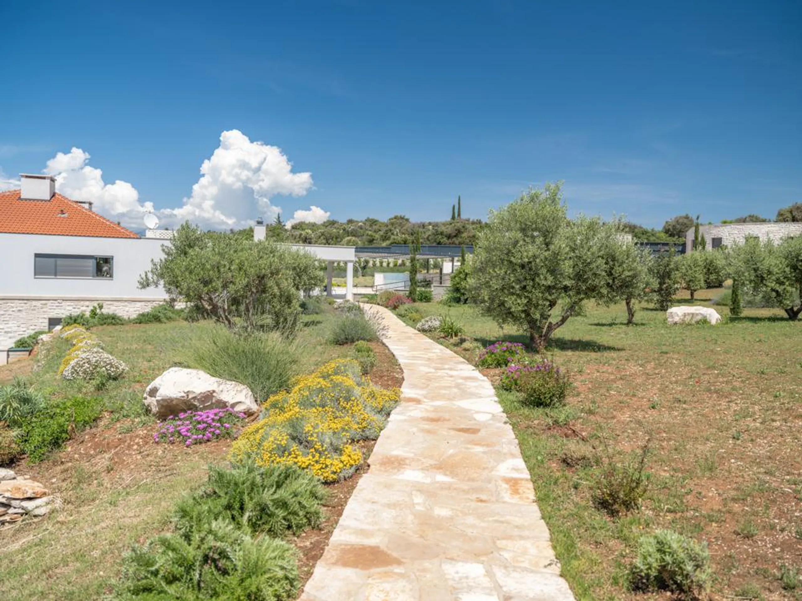 Croatian Paradise Villa with Ocean Views, Infinity Pool, and Historic Charm on Brac Island — photograph 8