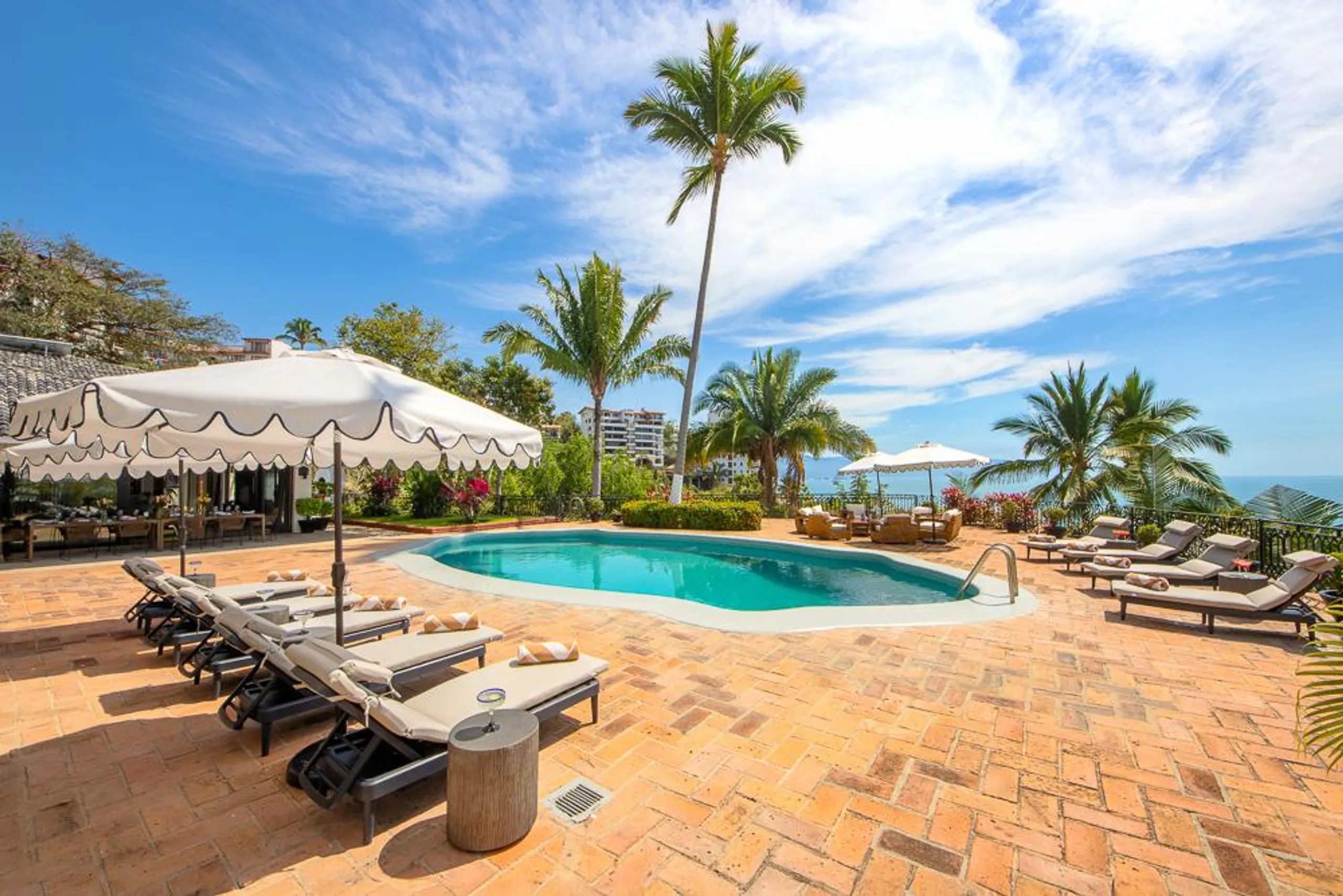 Mid-Century Modern Villa with Pool and Ocean Views — photograph 7