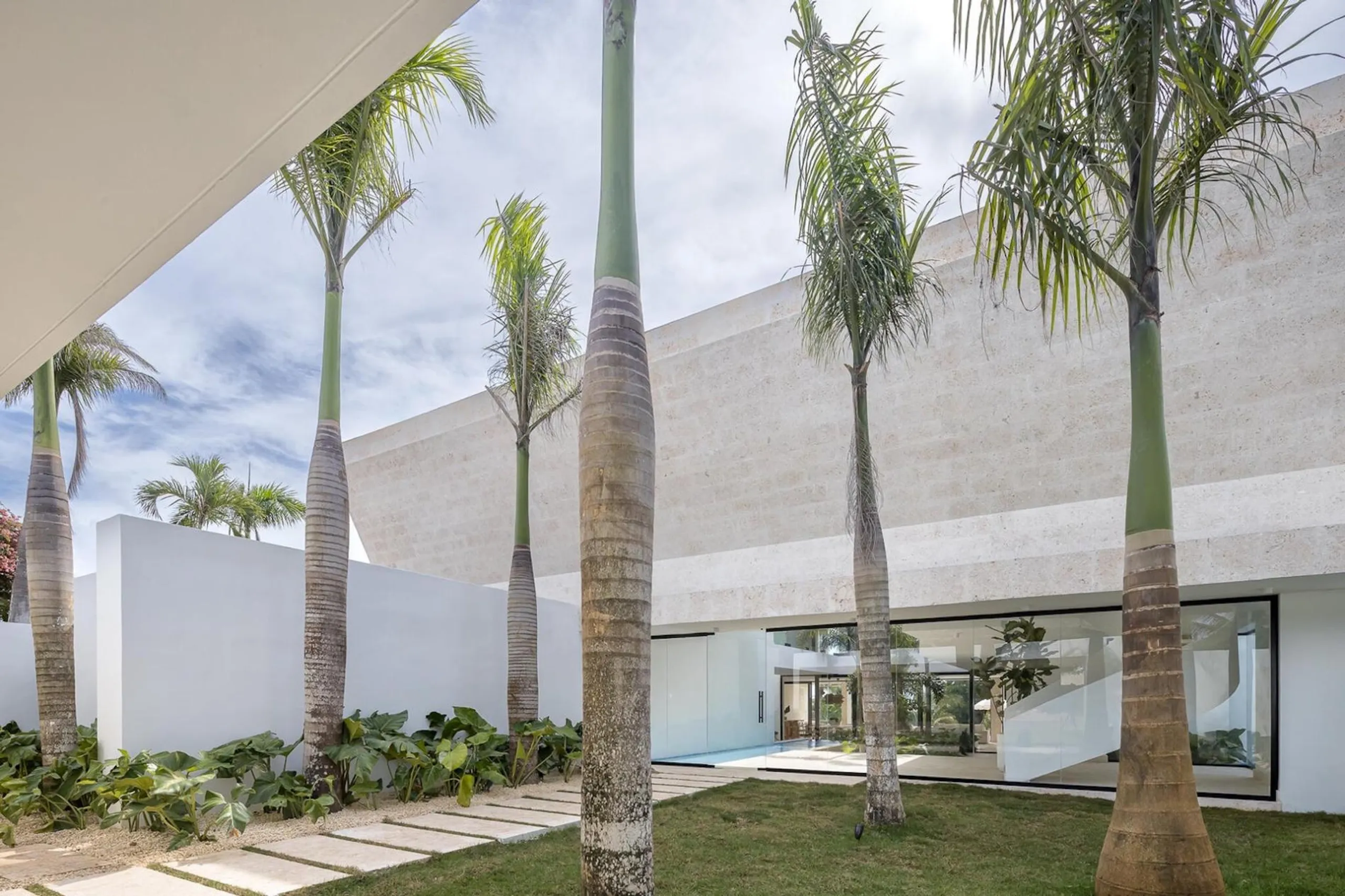 Regal Modern Villa in Pool, Gym, Sauna and Ocean Views — photograph 3