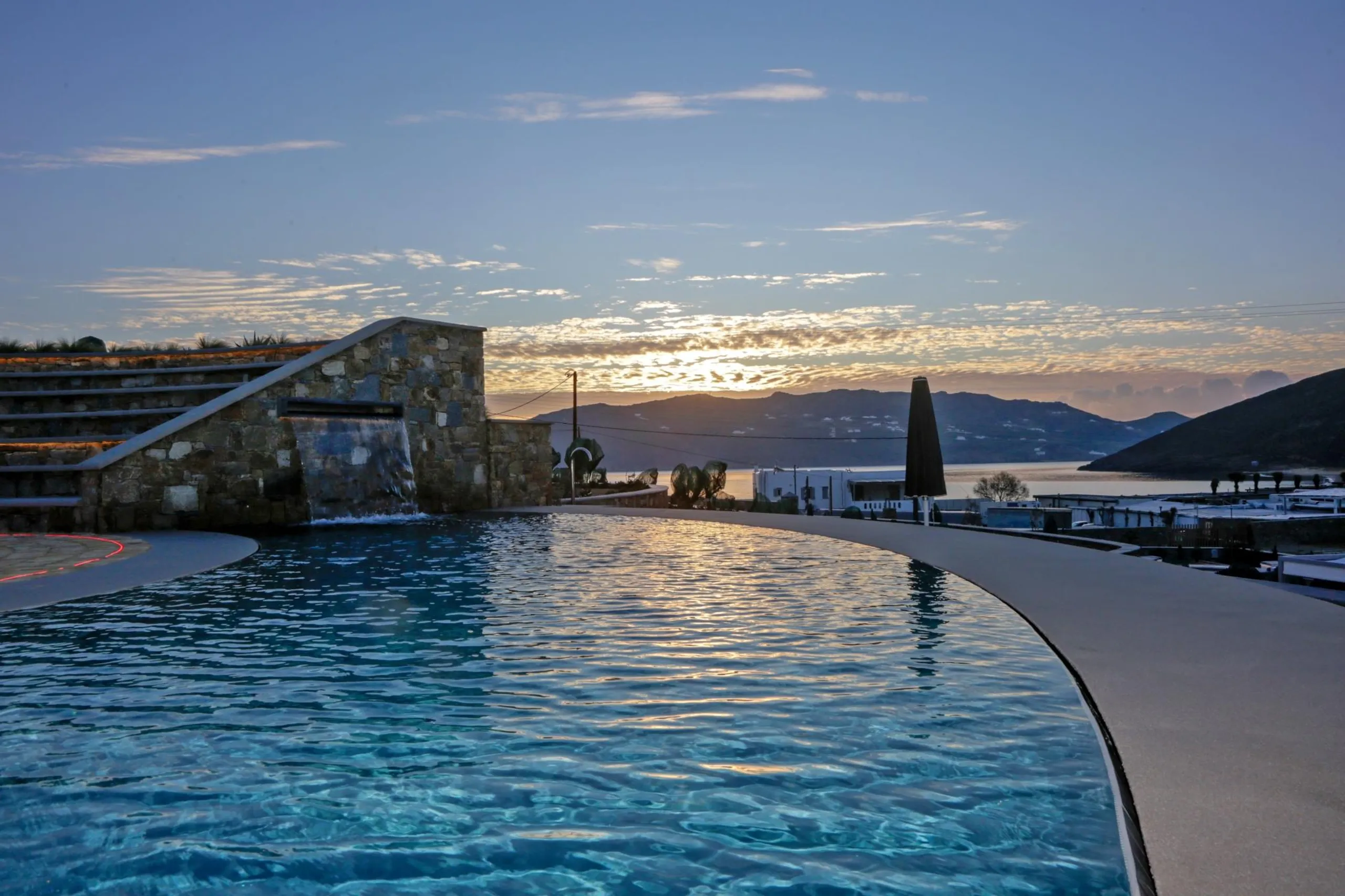 Invigorating Mykonos Retreat with Gorgeous Views — photograph 3