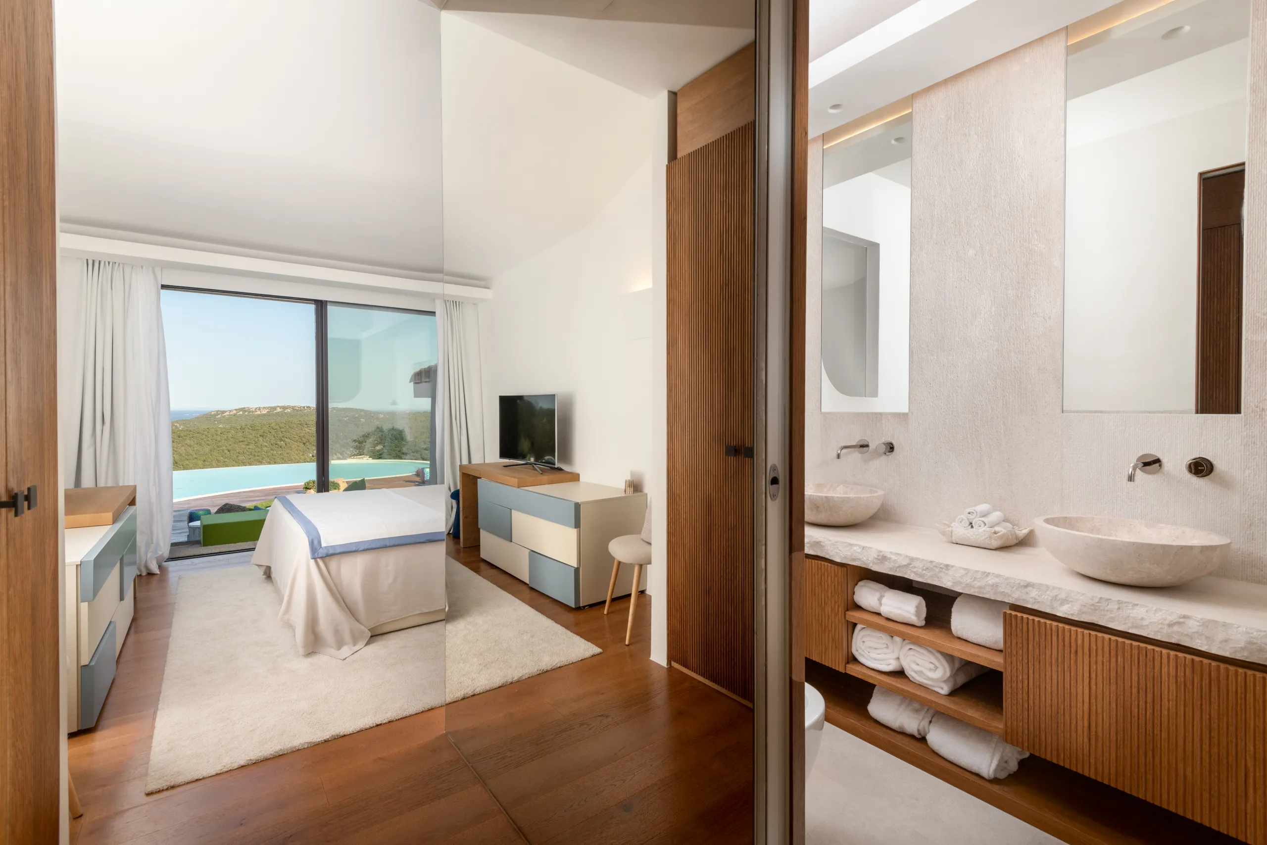 Stately Uphill Villa with Private Pool and Sea Views — photograph 12